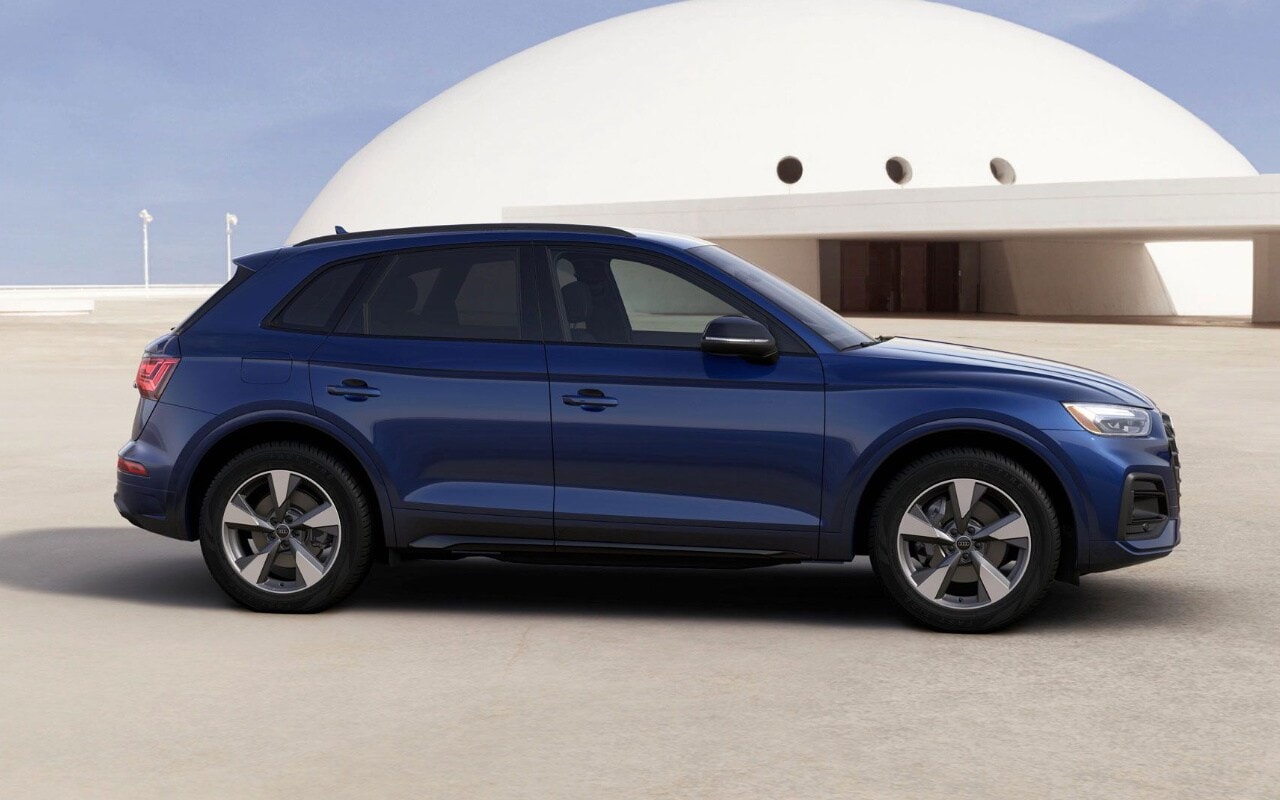 vue latérale d'une Audi Q5 2024 devant un dôme blanc