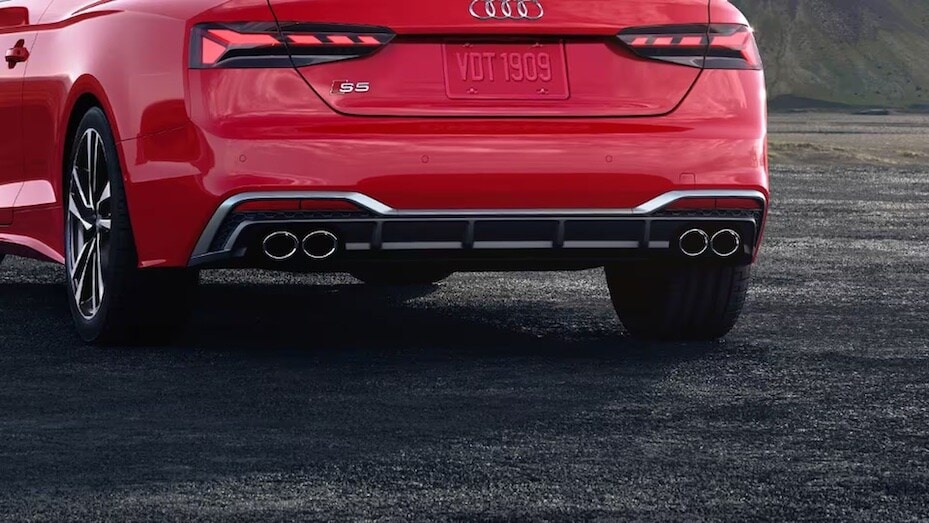 Diffuseur arrière et échappements d'une Audi S5 coupé 2023