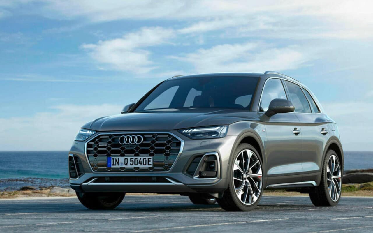 vue latérale avant d'une Audi Q5 TSFI e 2024 sur de bord de la mer