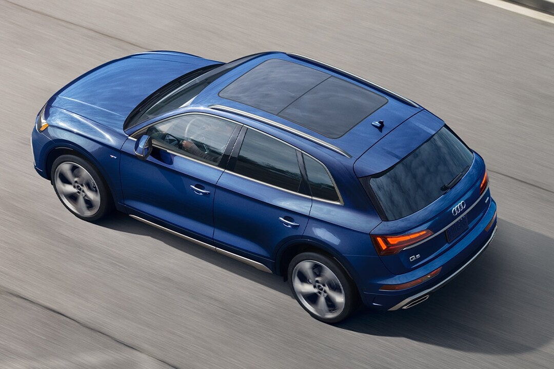 Vue aérienne de l'audi Q5 2023 sur route en pleine puissance