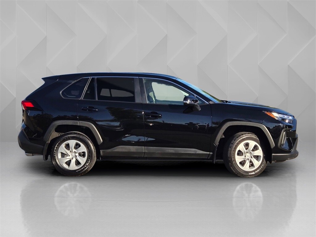 2025 Toyota RAV4 LE photo 3