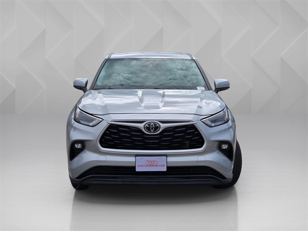 2024 Toyota Highlander LE photo 2
