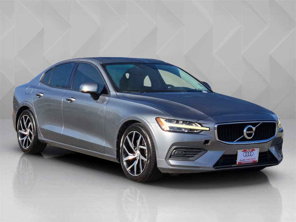2020 Volvo S60 T5 Momentum photo 3