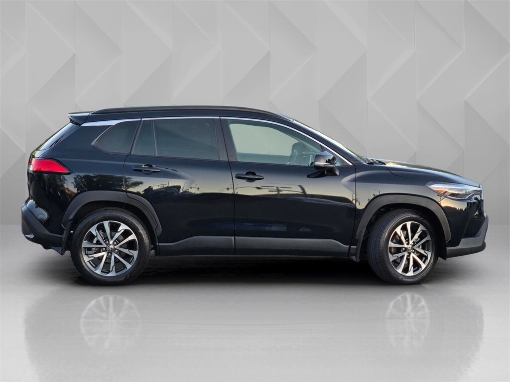 2024 Toyota Corolla Cross XLE photo 3