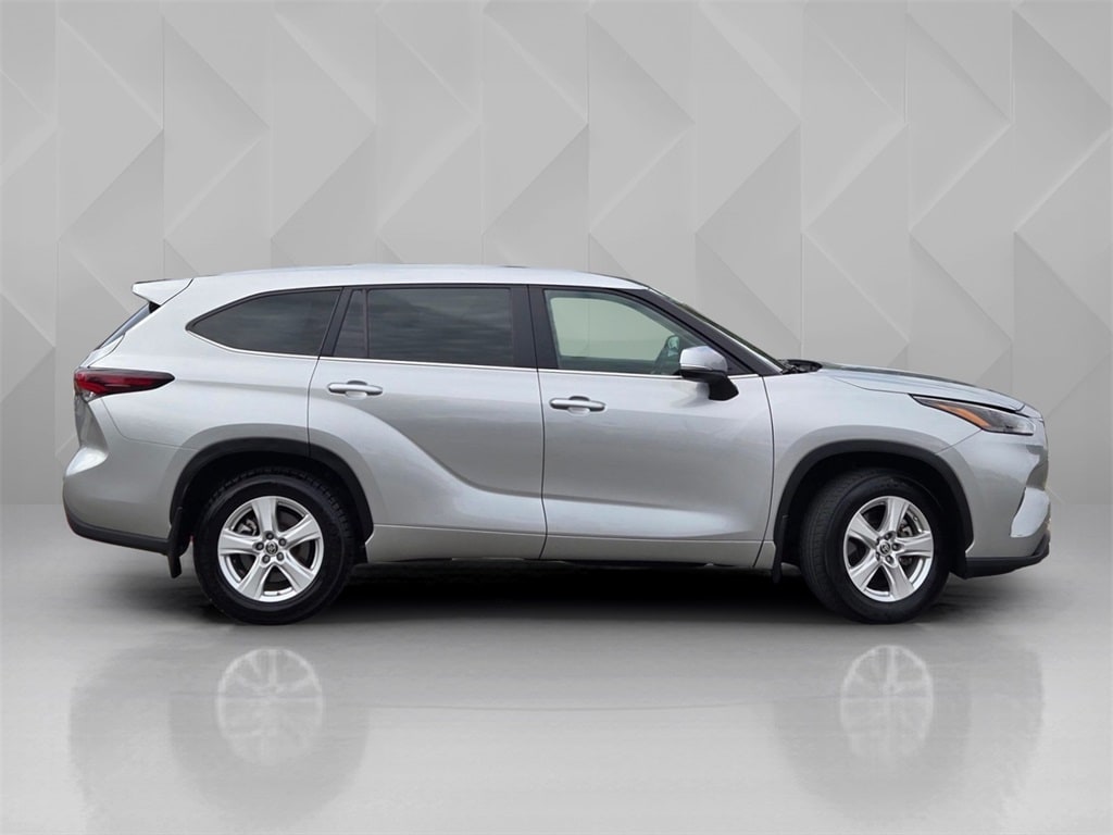 Used 2024 Toyota Highlander LE SUV