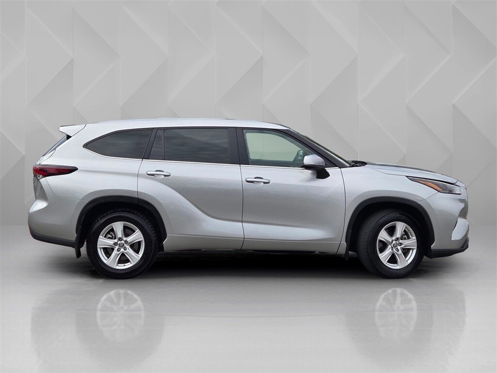 2024 Toyota Highlander LE photo 3