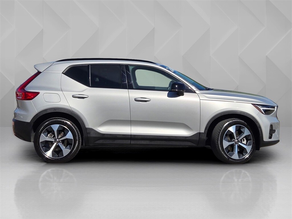2024 Volvo XC40 Core photo 2