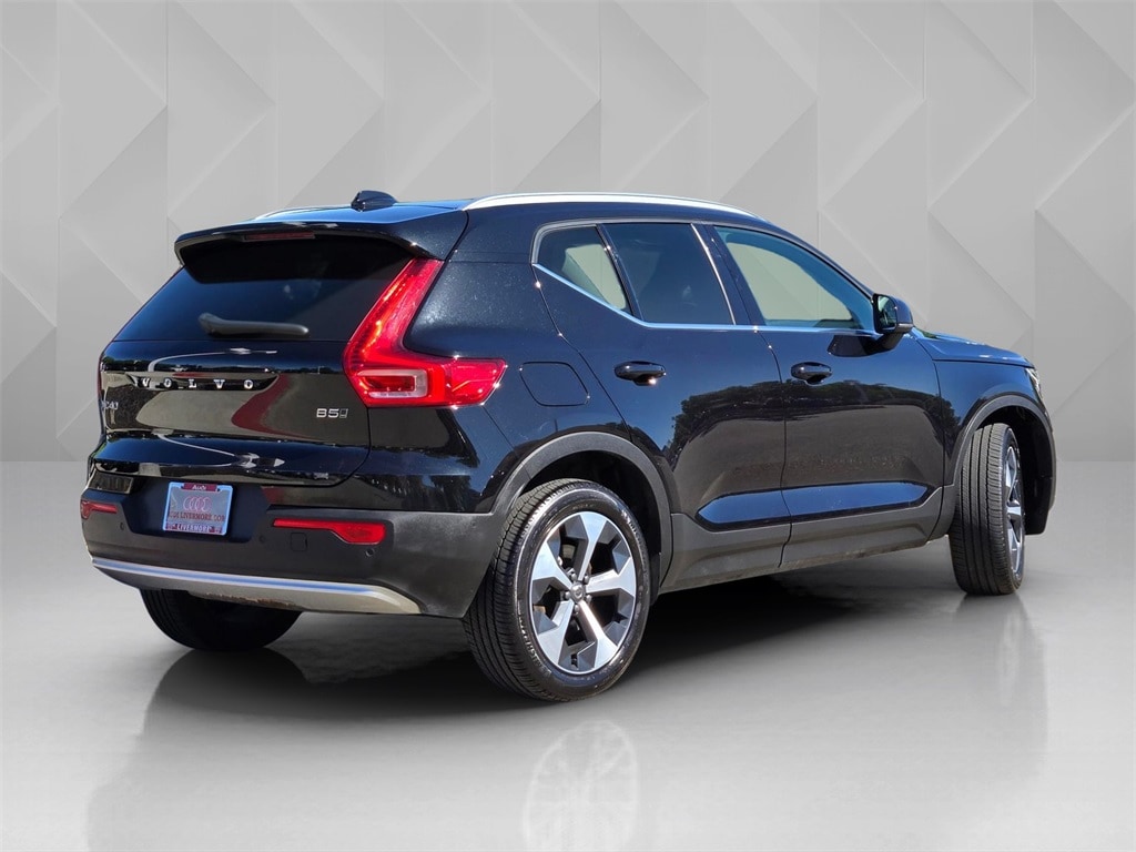 2025 Volvo XC40 Plus photo 4