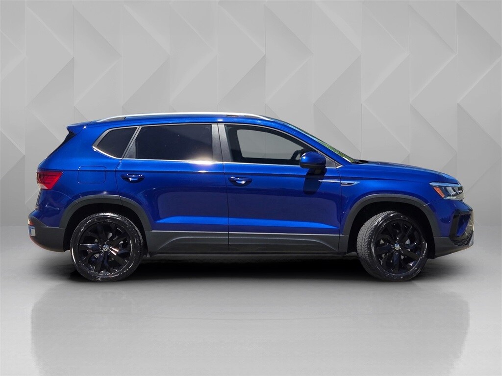 2022 Volkswagen Taos SE photo 2
