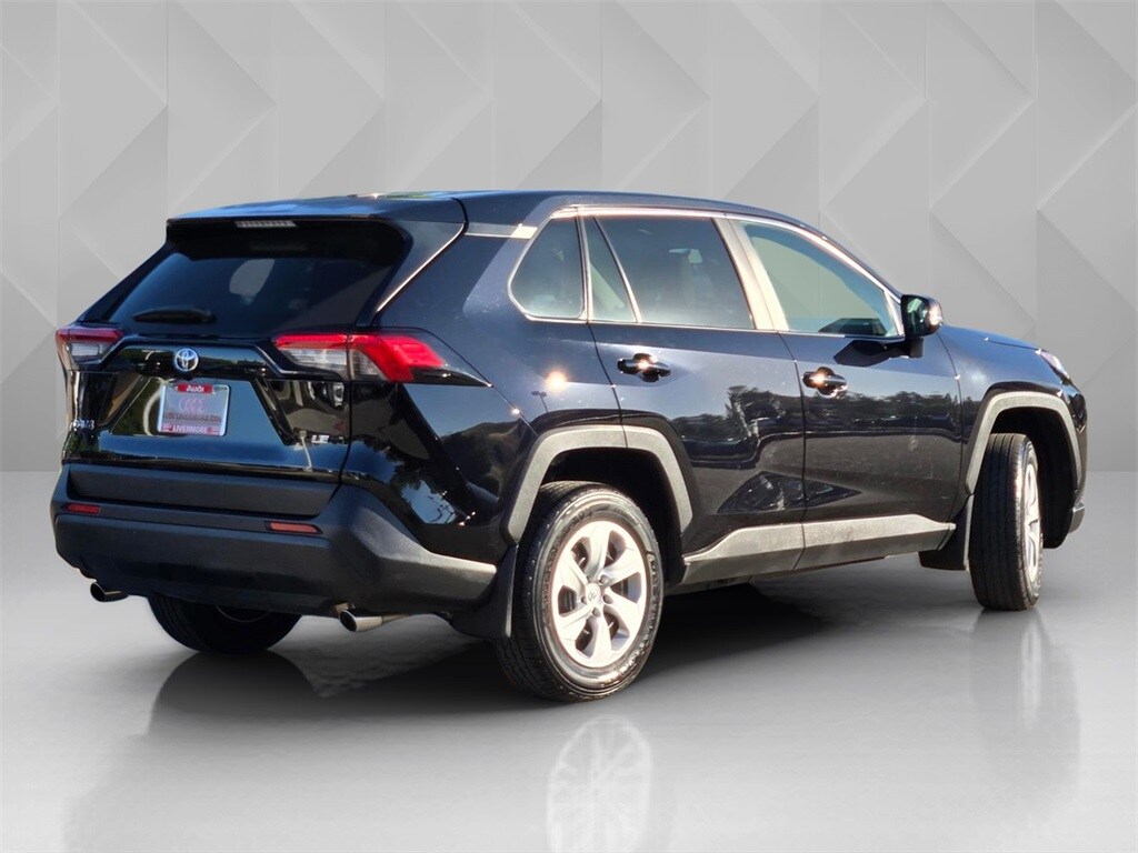 2025 Toyota RAV4 LE photo 4