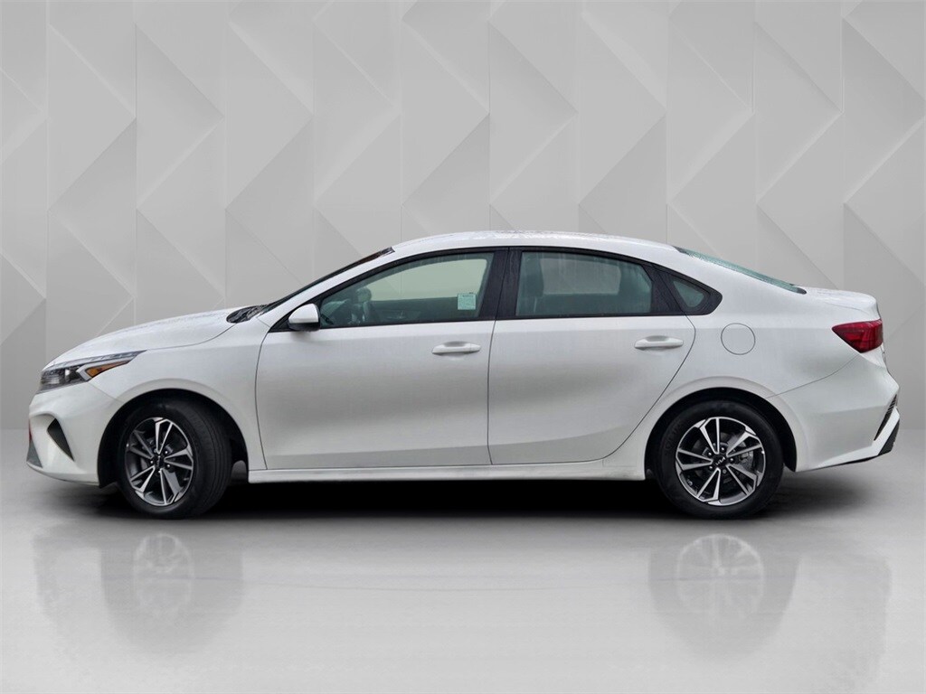 2023 Kia Forte LXS photo 3