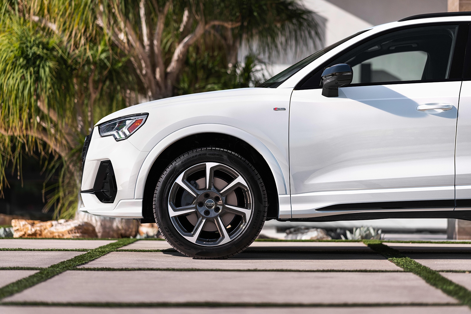MY25_-_Q3_-_Exterior_-_Wheel_Closeup_-_Parked_-_1445b.jpg