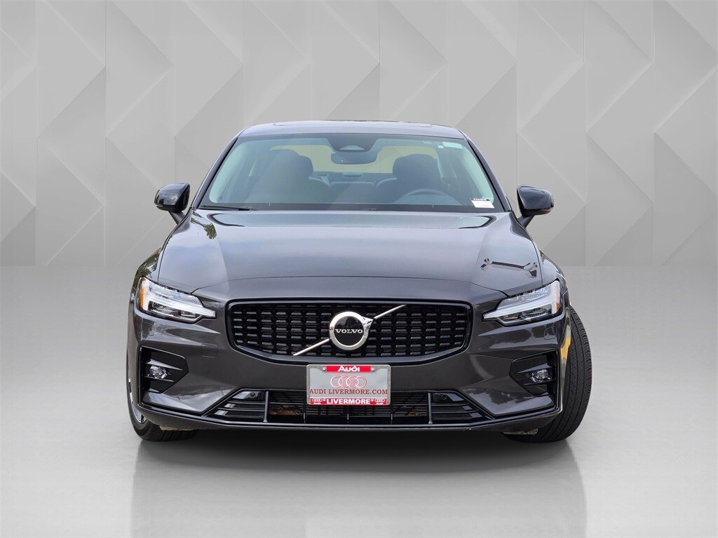 2025 Volvo S60 B5 Core photo 2