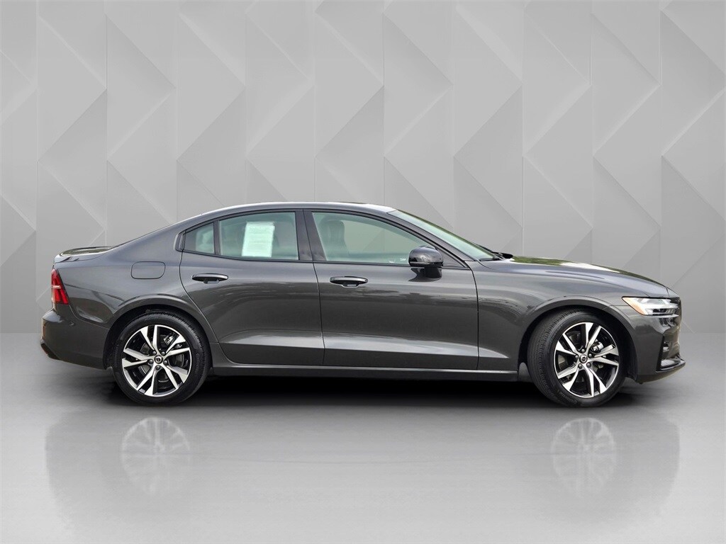 2025 Volvo S60 B5 Core photo 3
