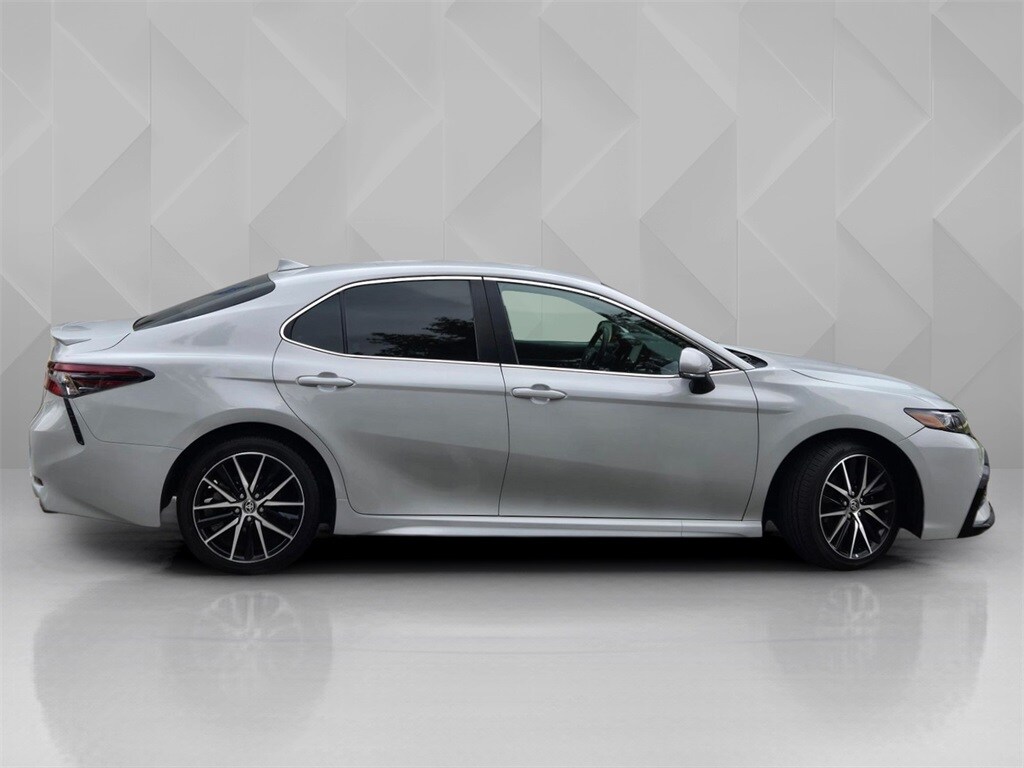 2023 Toyota Camry SE photo 3