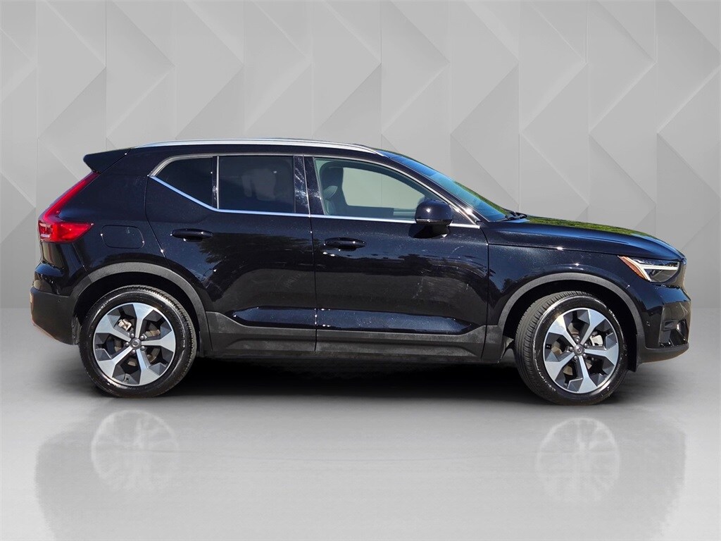 2025 Volvo XC40 Plus photo 3