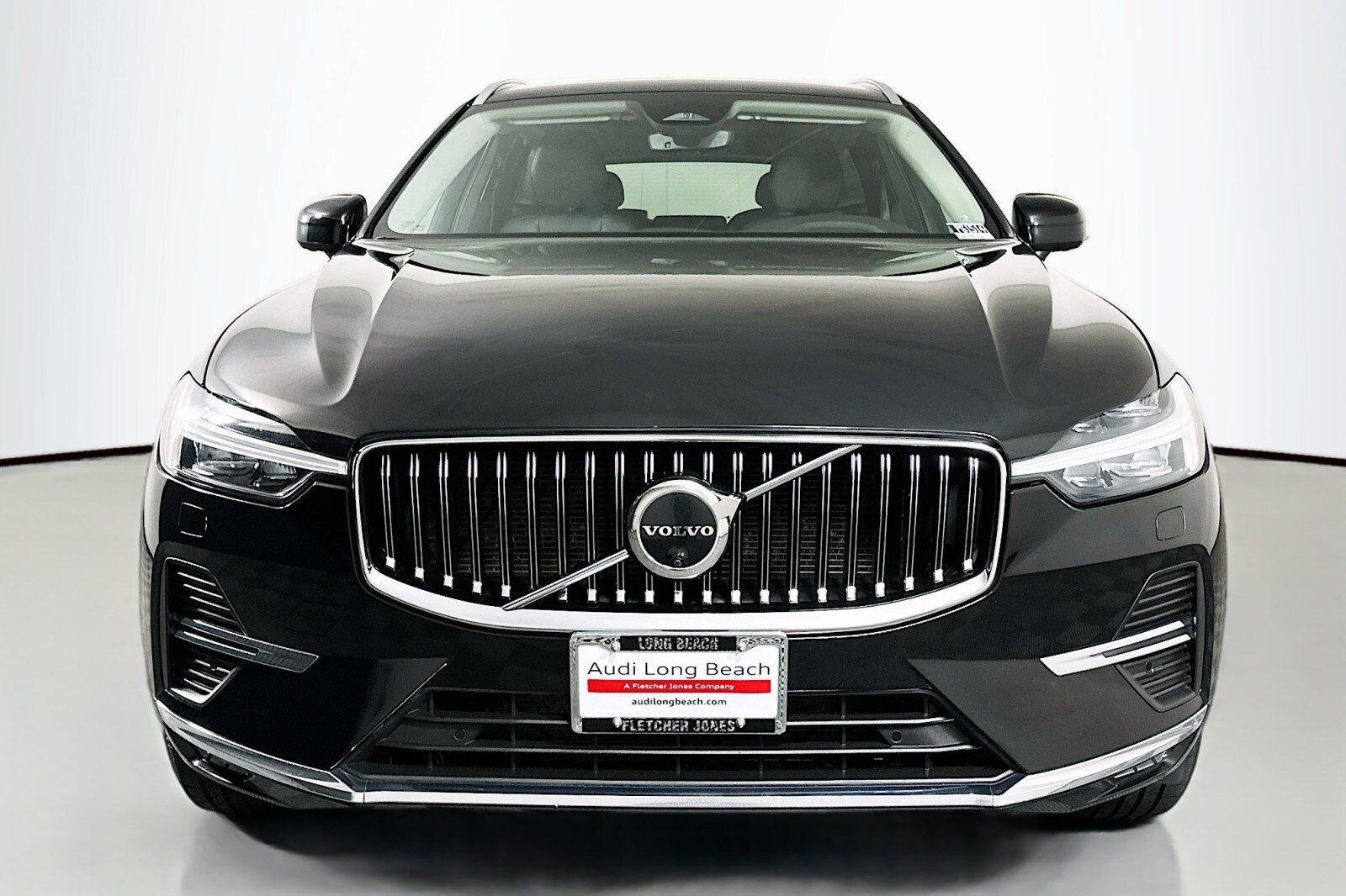 2023 Volvo XC60 Plus photo 2