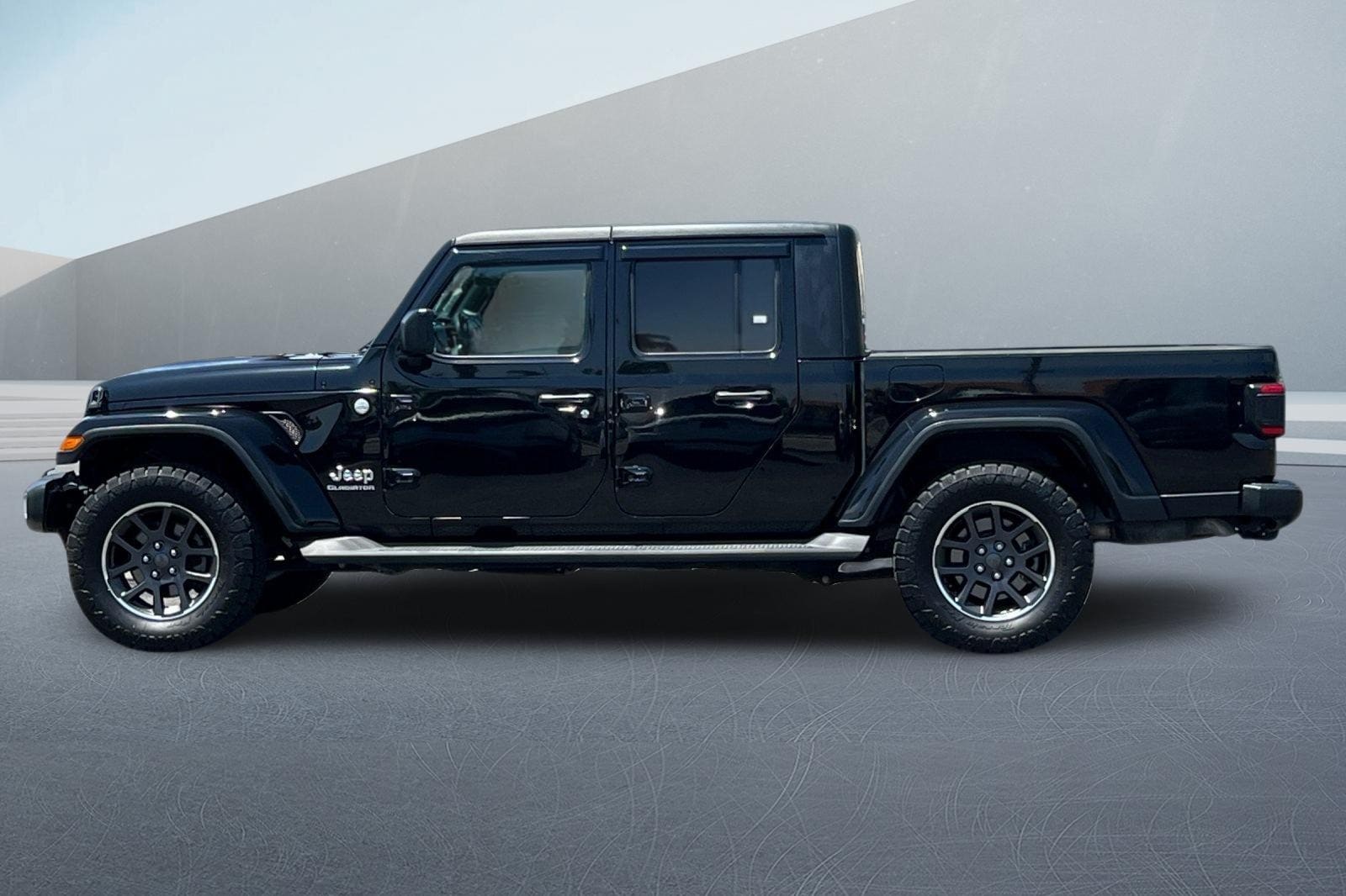 Used 2020 Jeep Gladiator Overland with VIN 1C6HJTFGXLL106987 for sale in Long Beach, CA