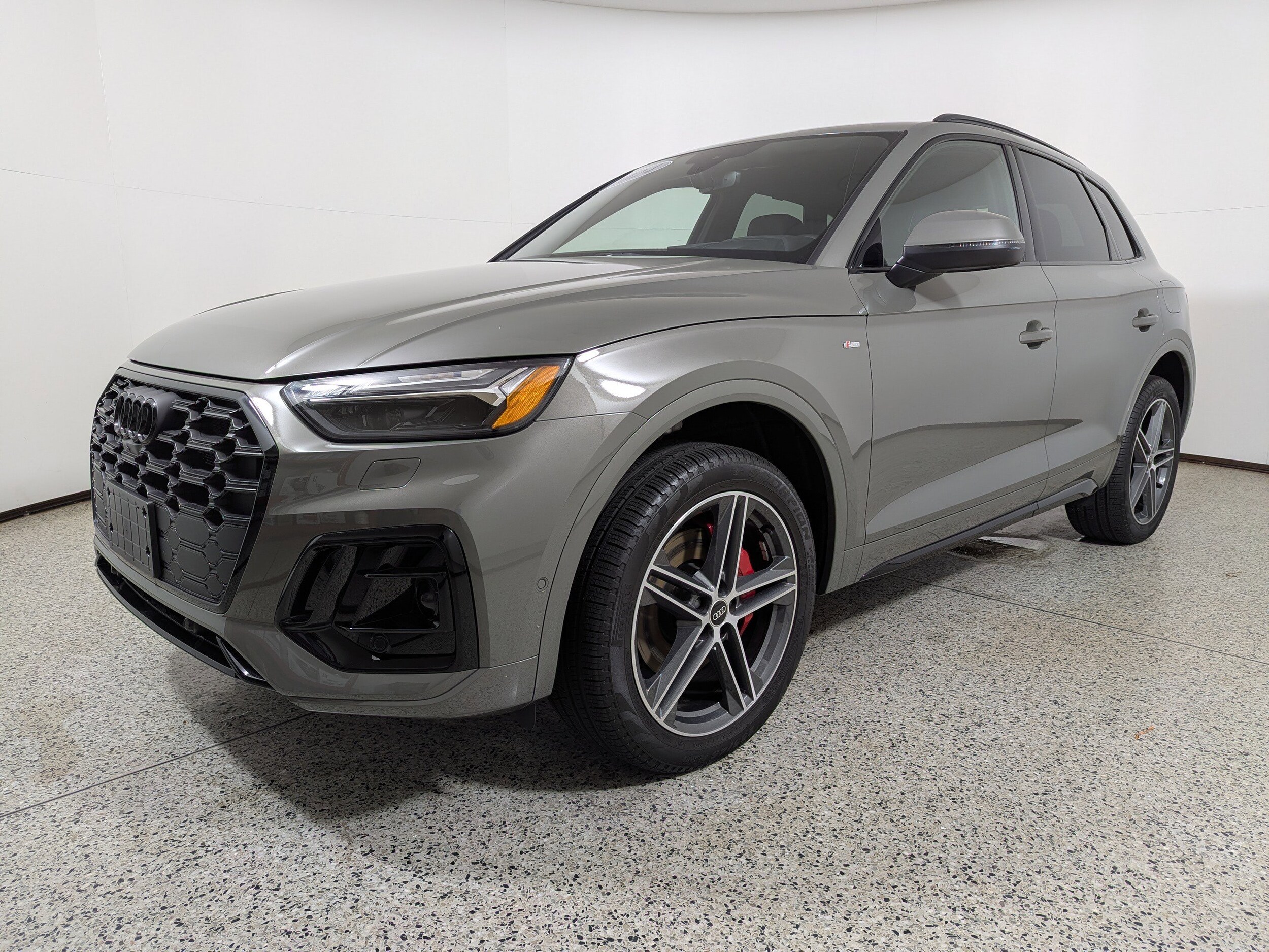 2024 Audi Q5 S line Prestige 55 TFSI Premium photo 2