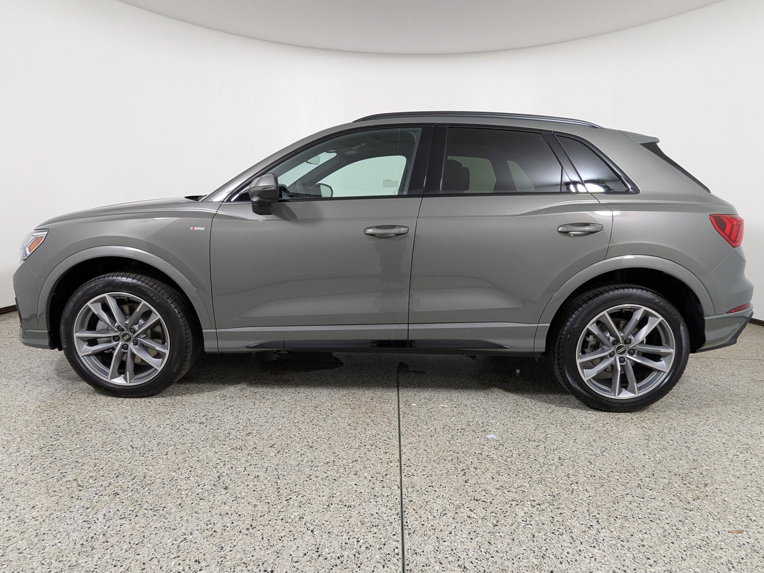 2025 Audi Q3 S line Premium photo 2