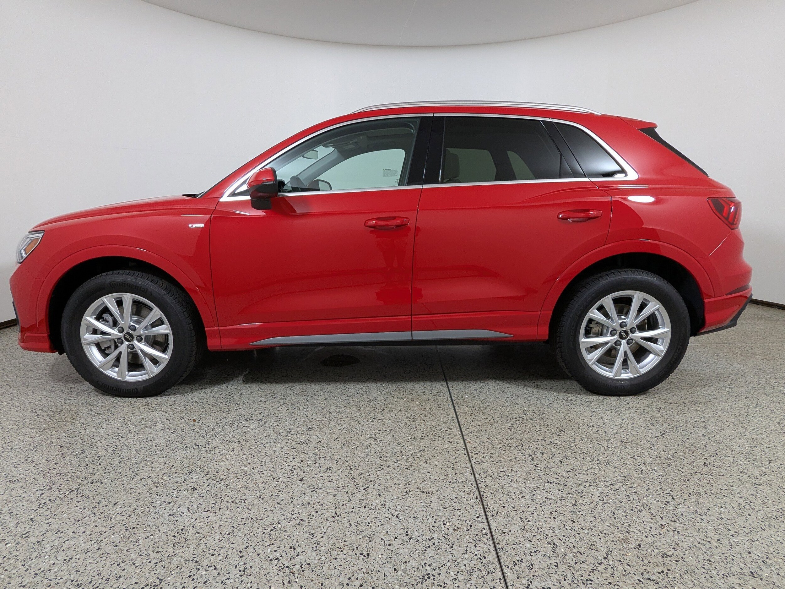 2025 Audi Q3 45 TFSI S line Premium photo 4