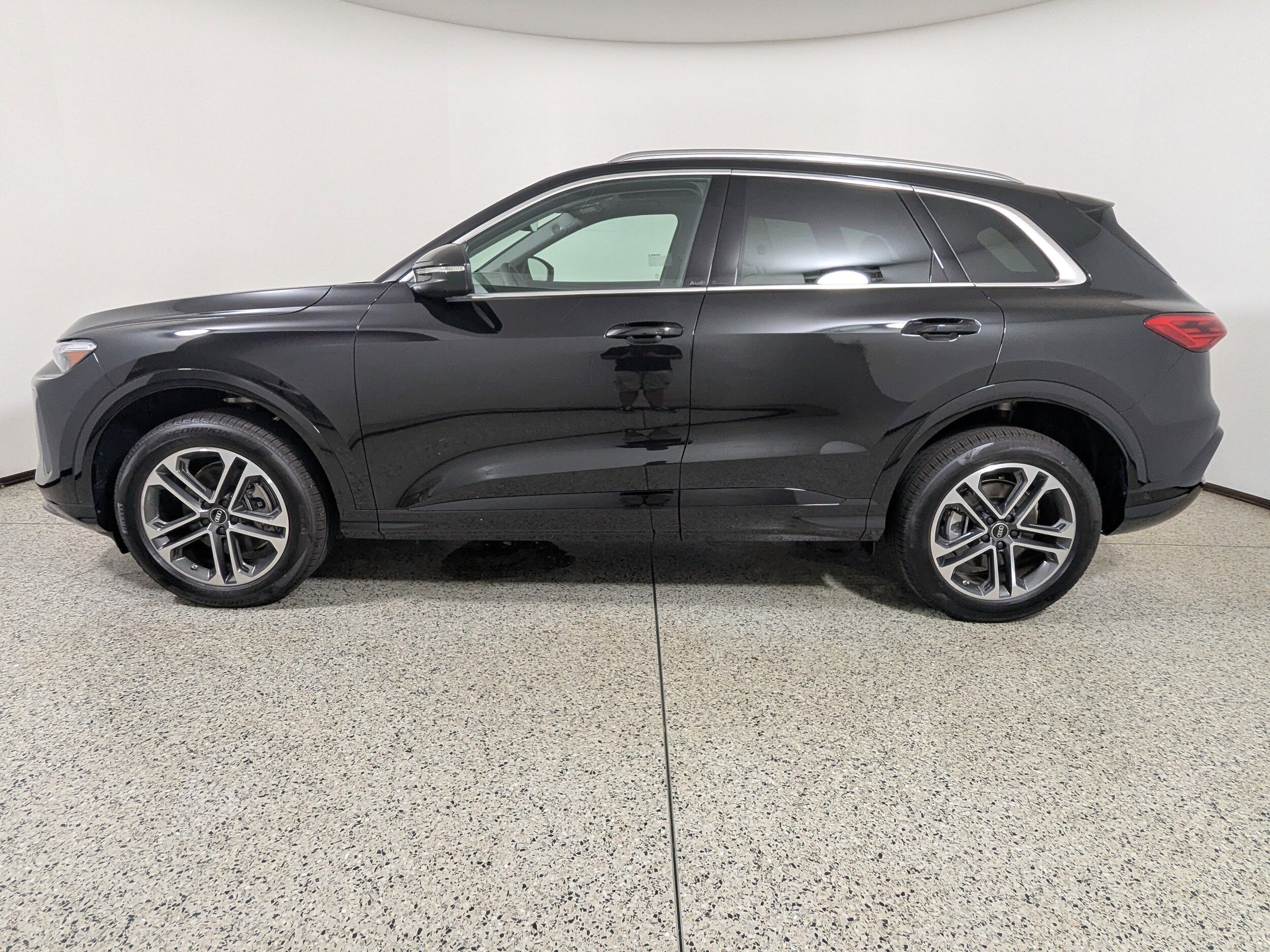2025 Audi Q5 2.0T Premium Plus photo 2