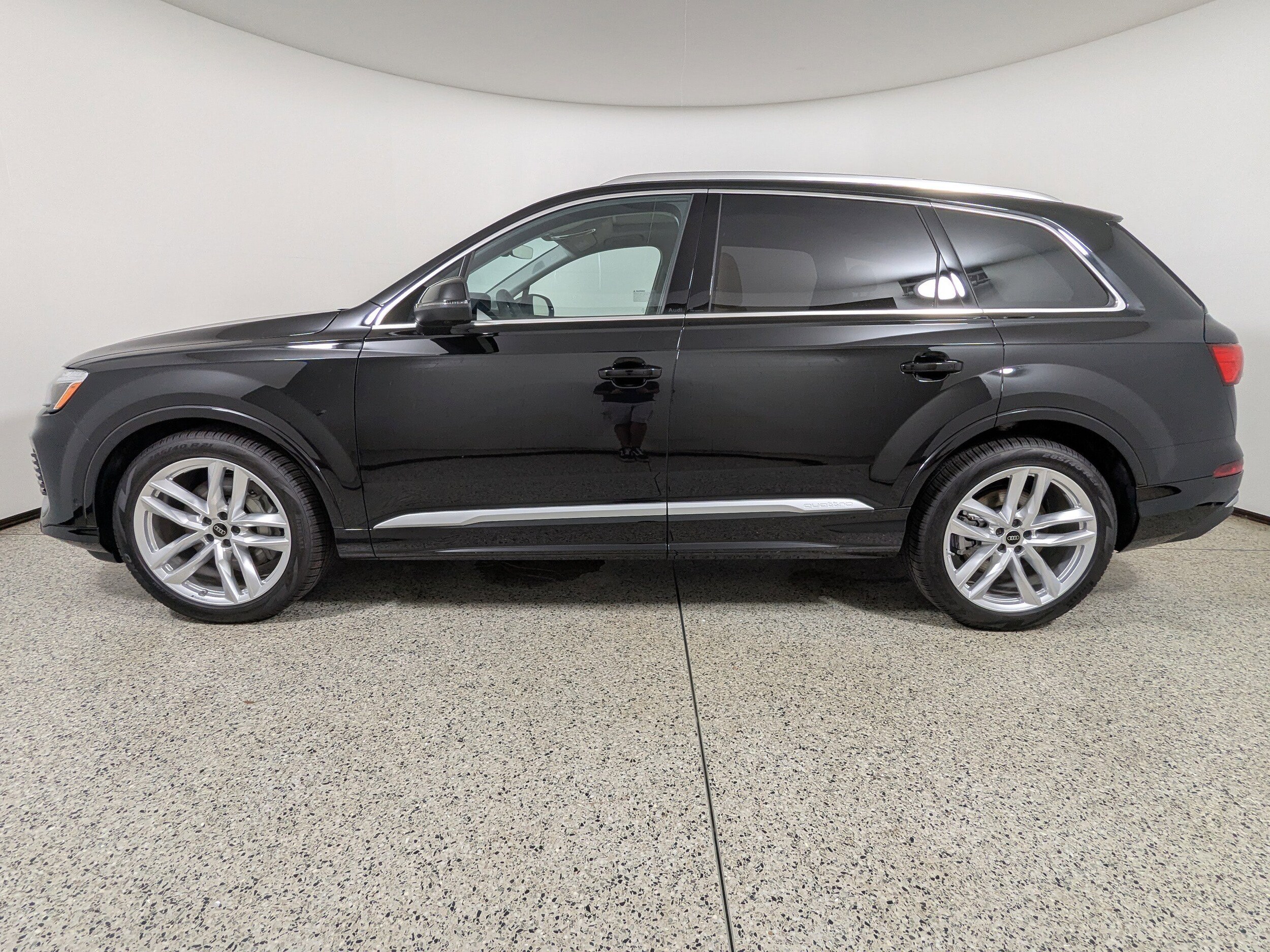 2025 Audi Q7 Premium Plus photo 2