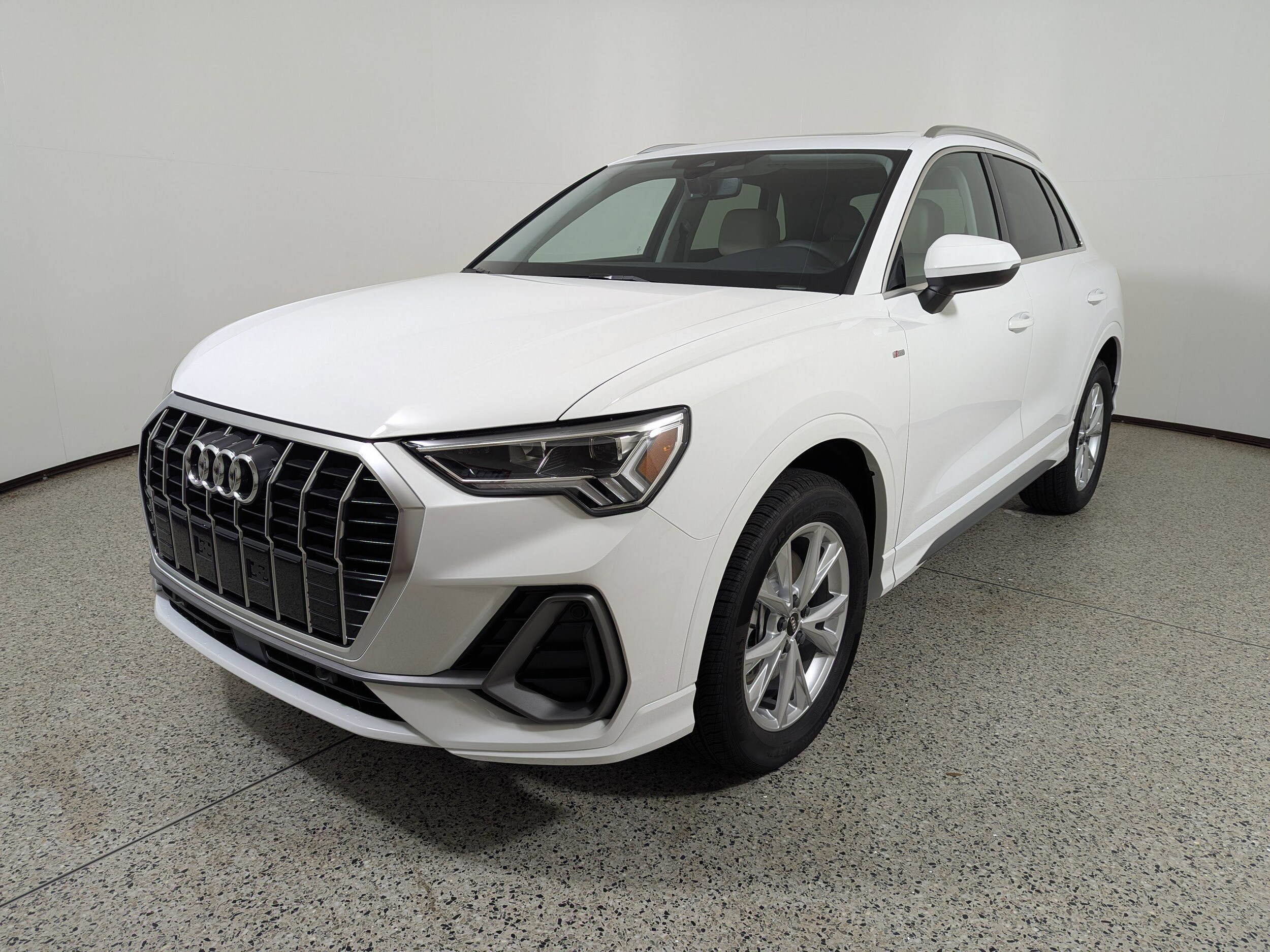 2025 Audi Q3 45 TFSI S line Premium photo 3