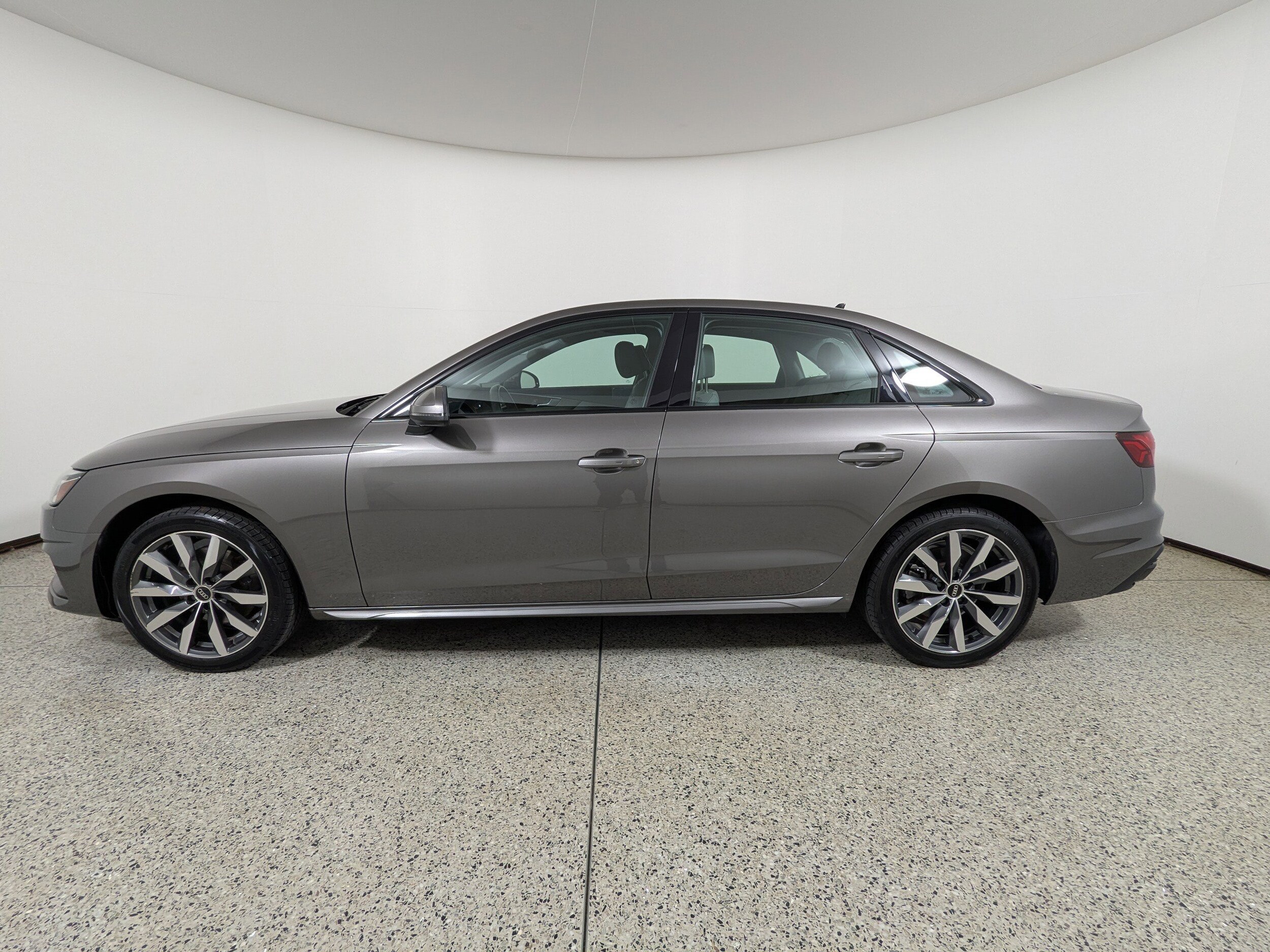 2022 Audi A4 Premium Plus 40 TFSI Quattro photo 2