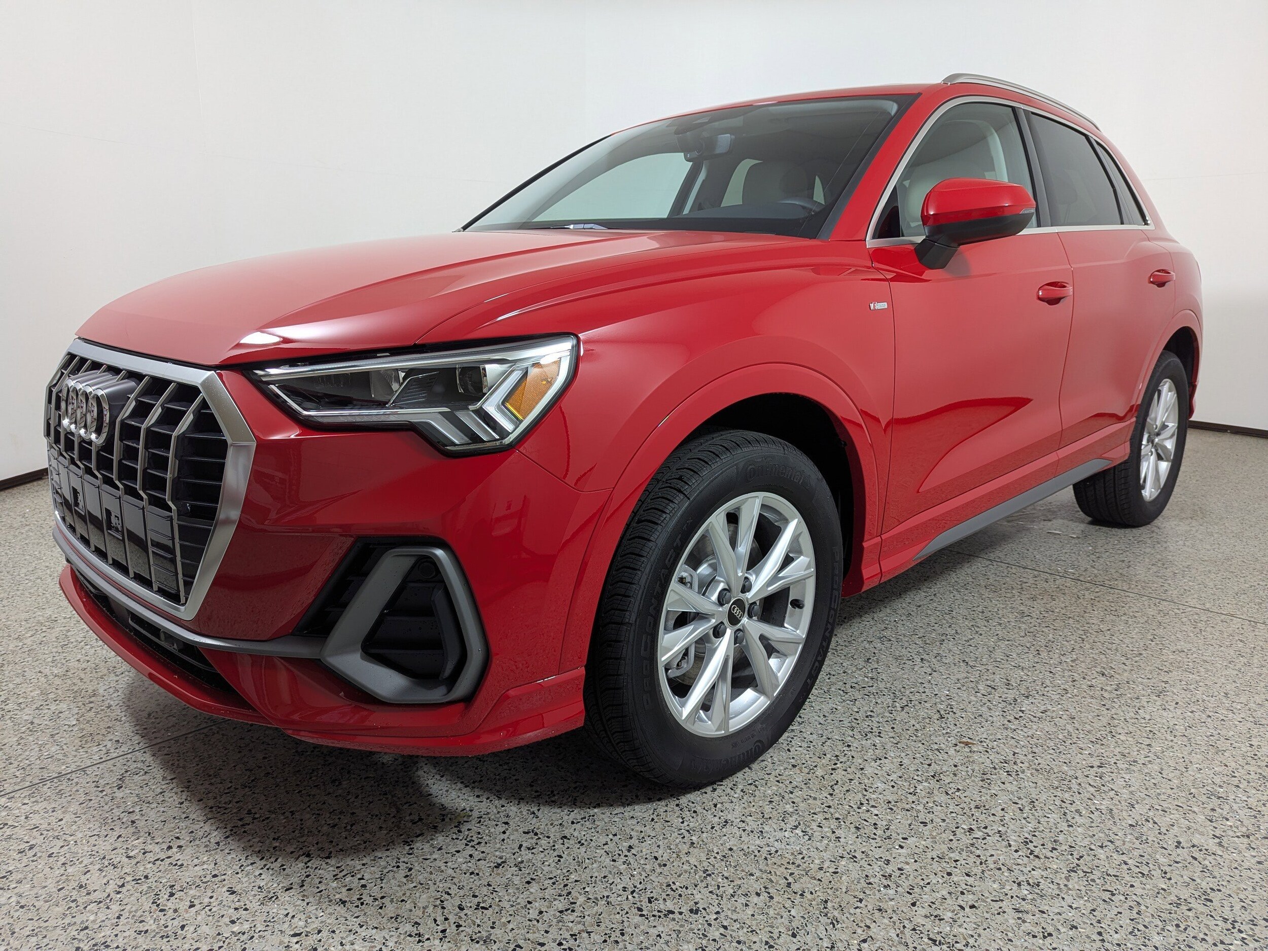 2025 Audi Q3 45 TFSI S line Premium photo 3