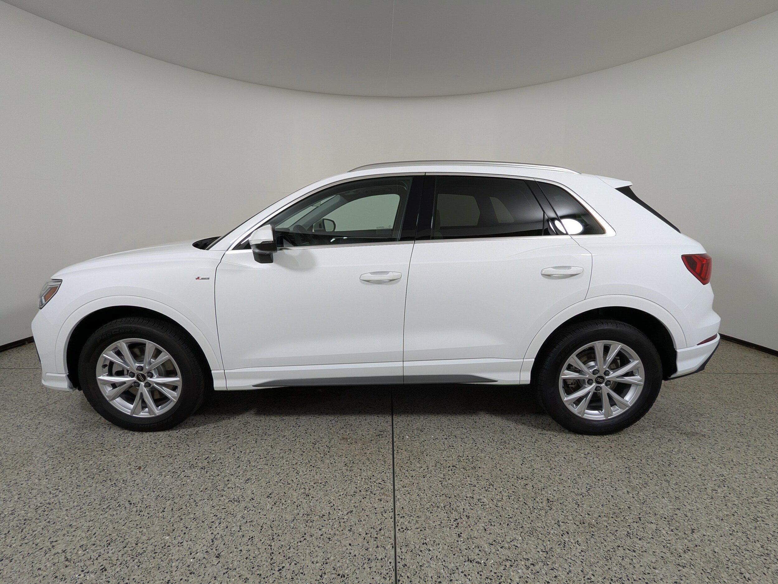 2025 Audi Q3 45 TFSI S line Premium photo 4