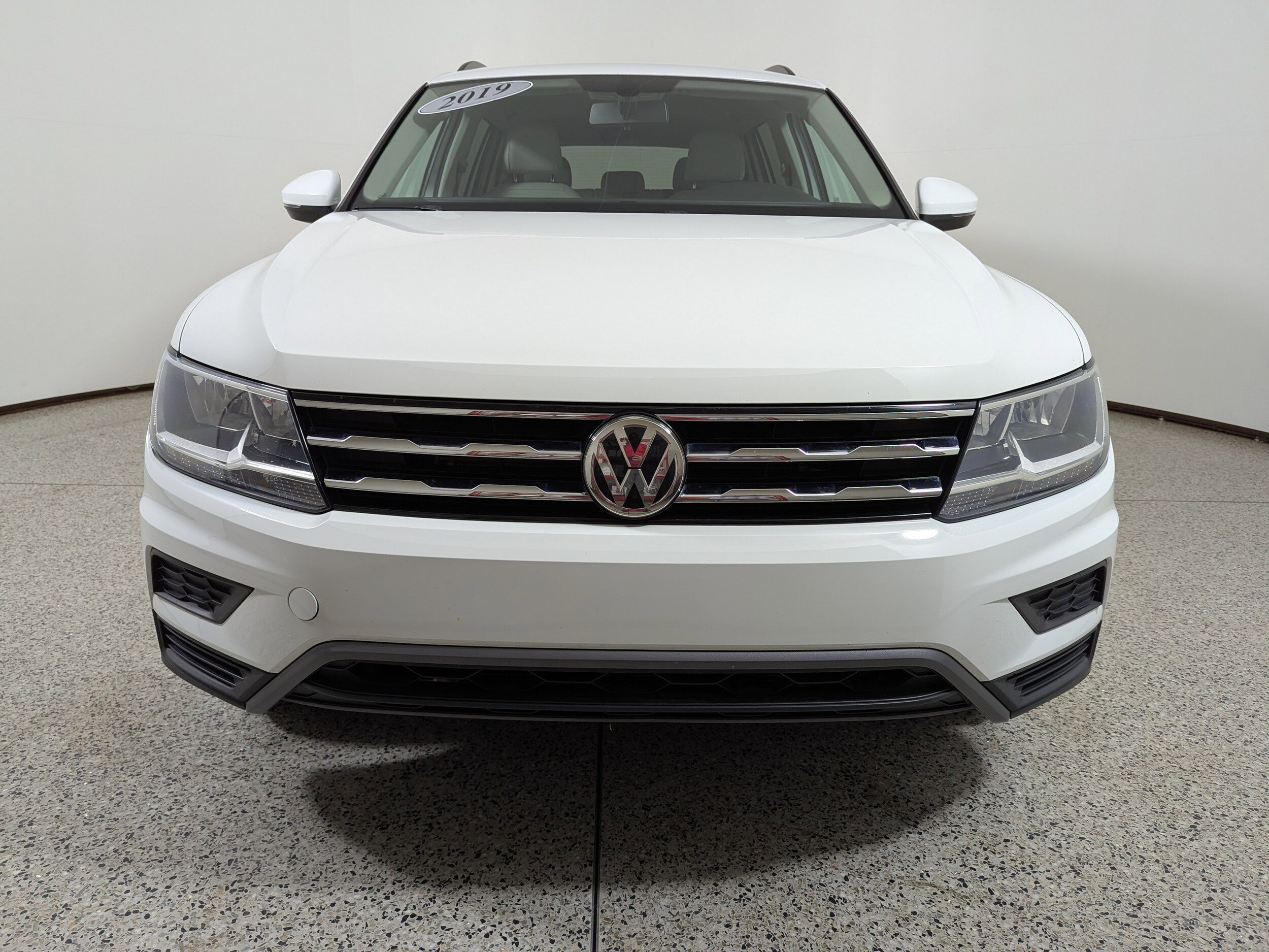 2019 Volkswagen Tiguan SEL R-Line Black photo 2