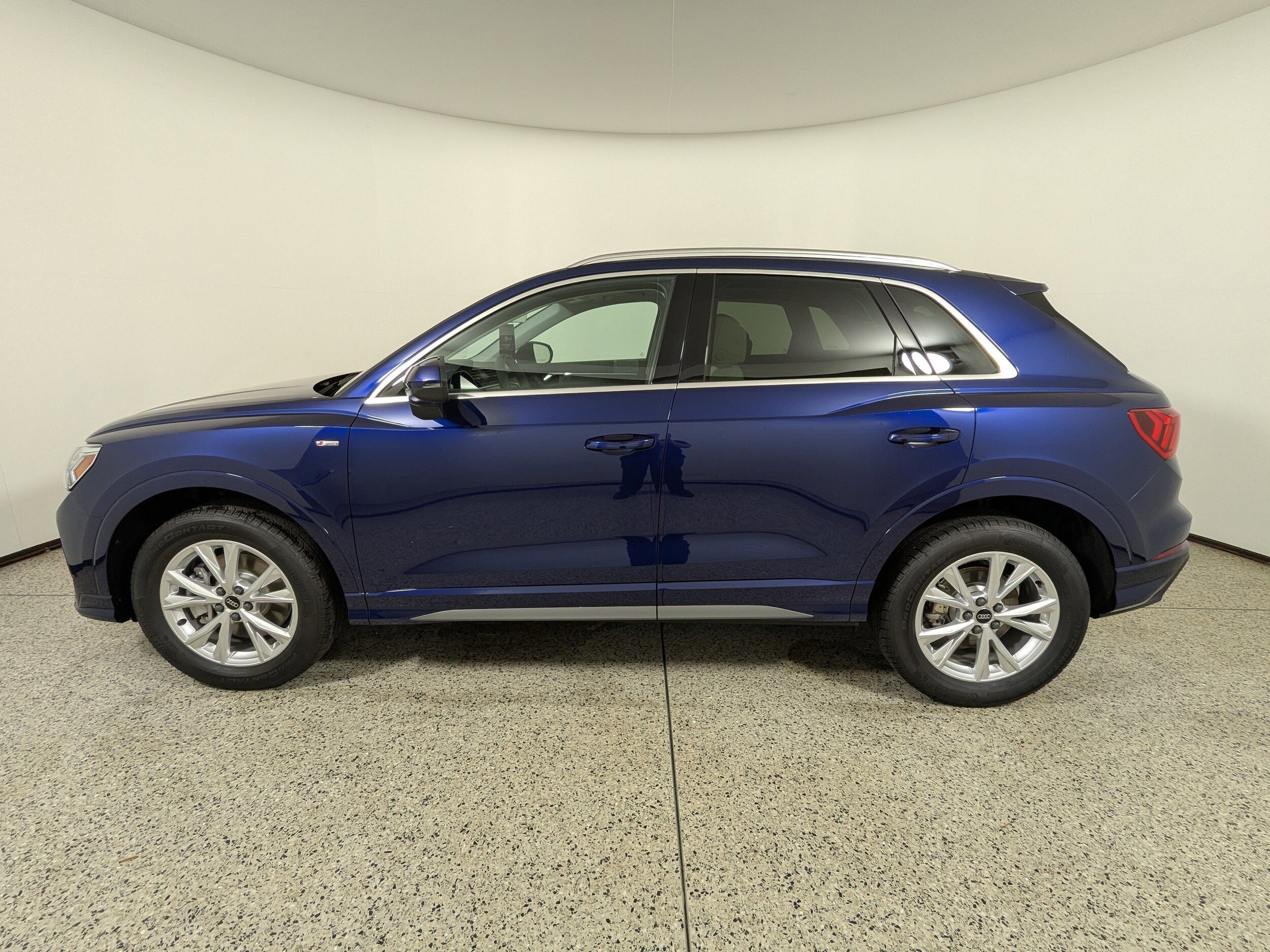2025 Audi Q3 45 TFSI S line Premium photo 4
