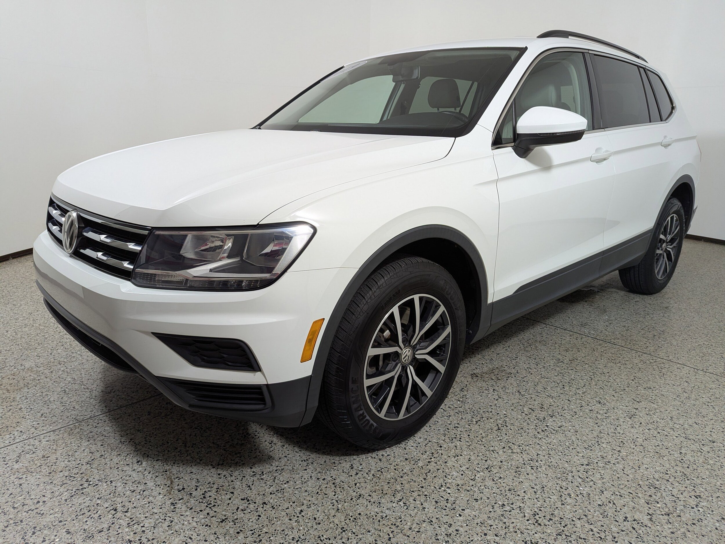 2019 Volkswagen Tiguan SEL R-Line Black photo 3