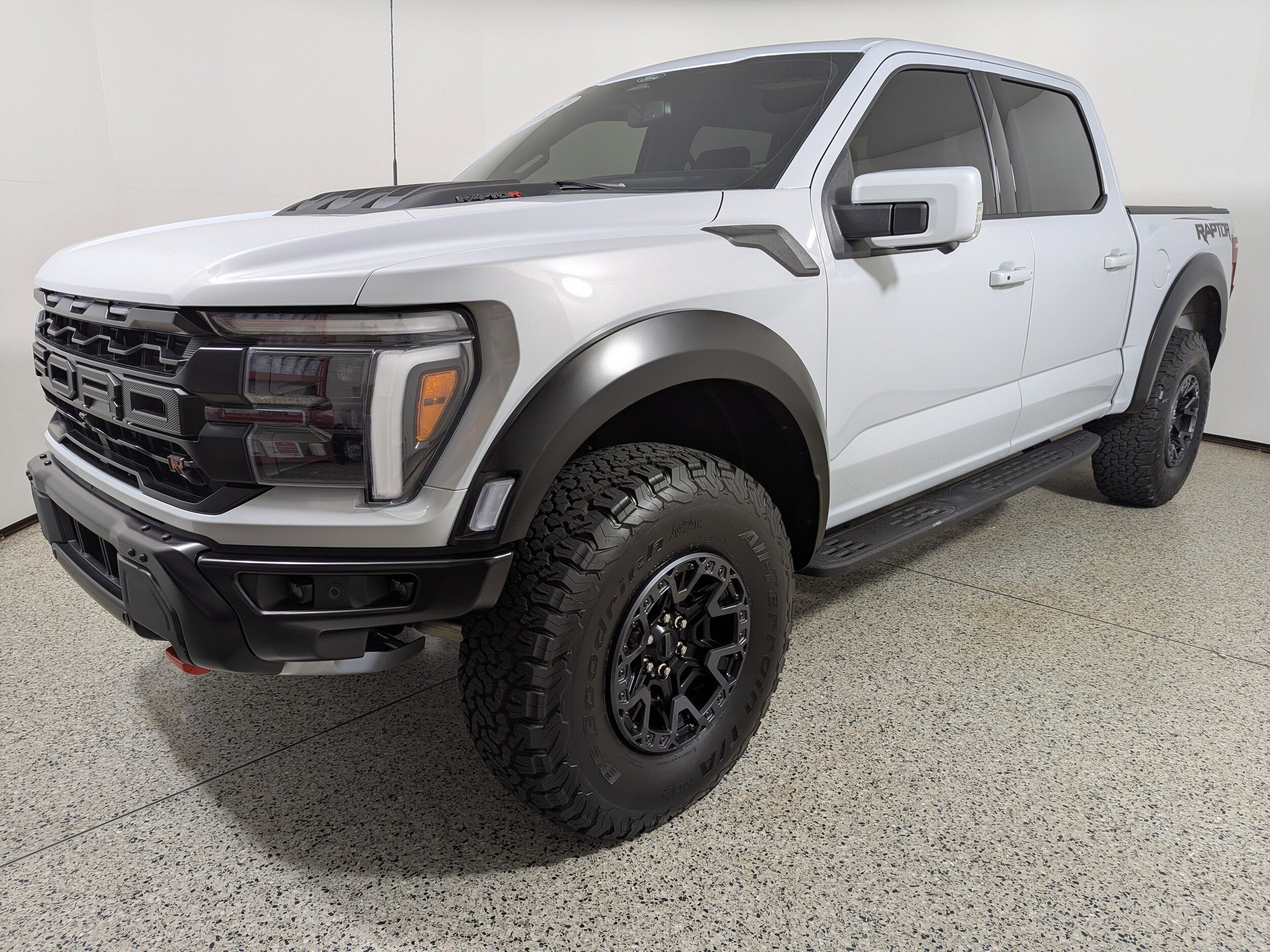 2025 Ford F-150 Raptor photo 2