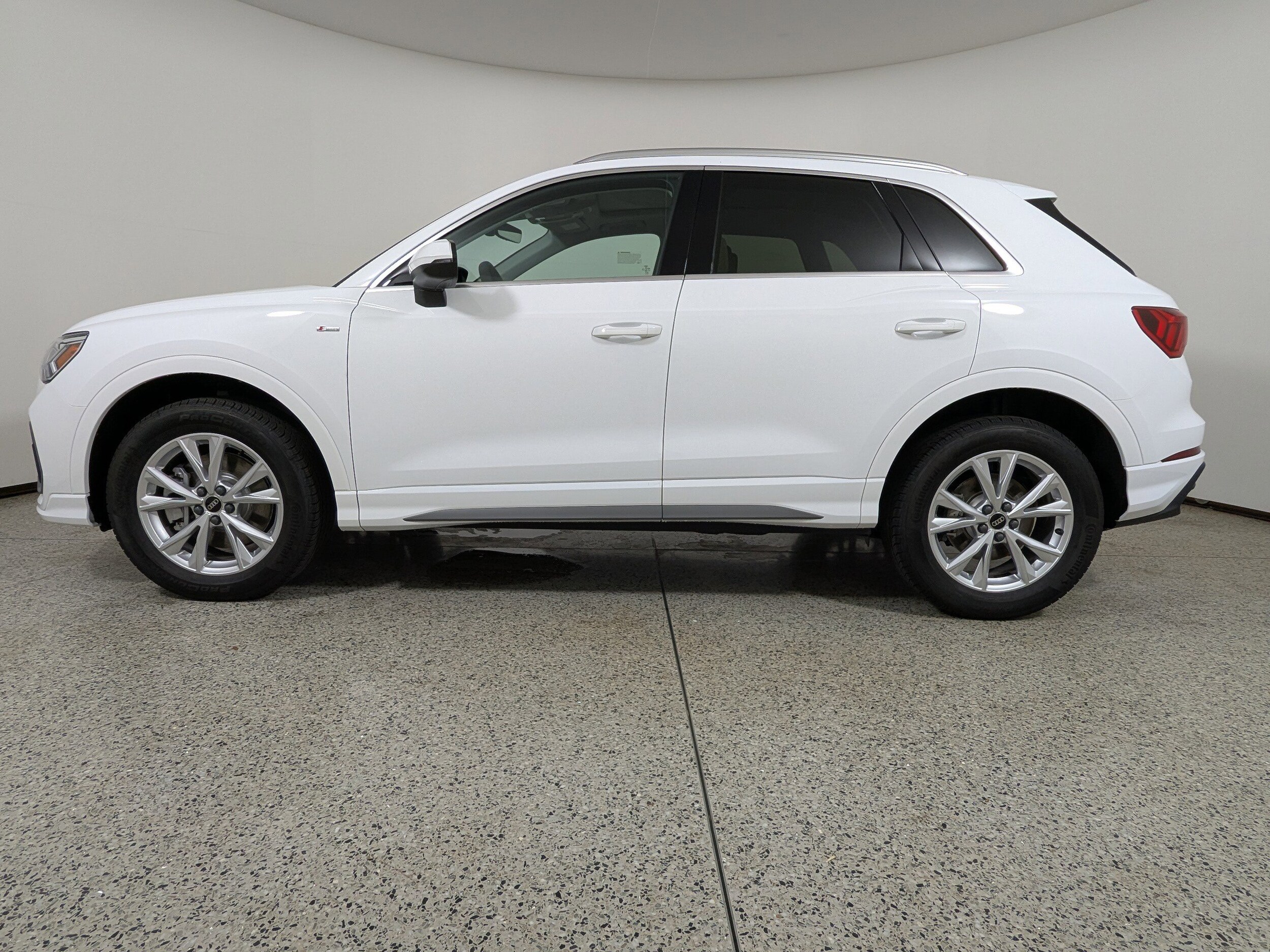 2025 Audi Q3 45 TFSI S line Premium photo 2