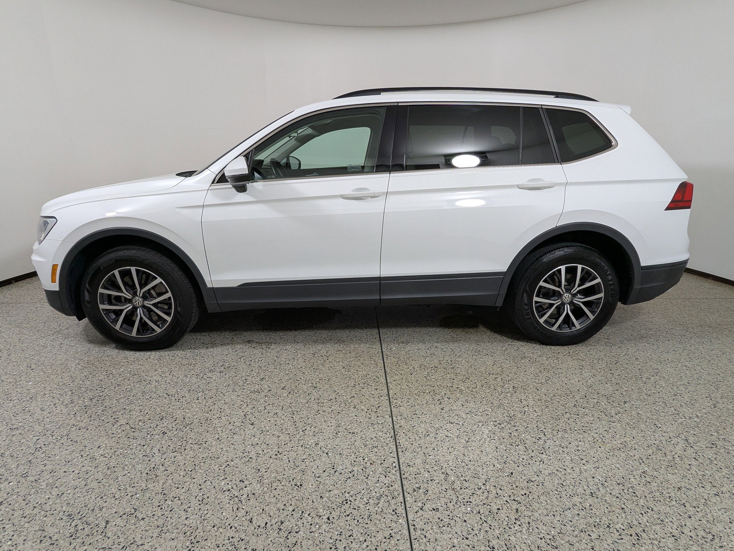 2019 Volkswagen Tiguan SEL R-Line Black photo 4