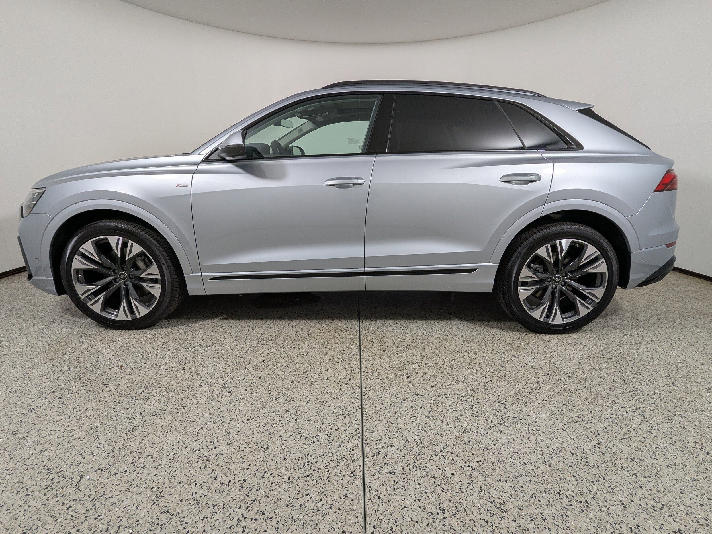 2025 Audi Q8 55 Premium Plus photo 4