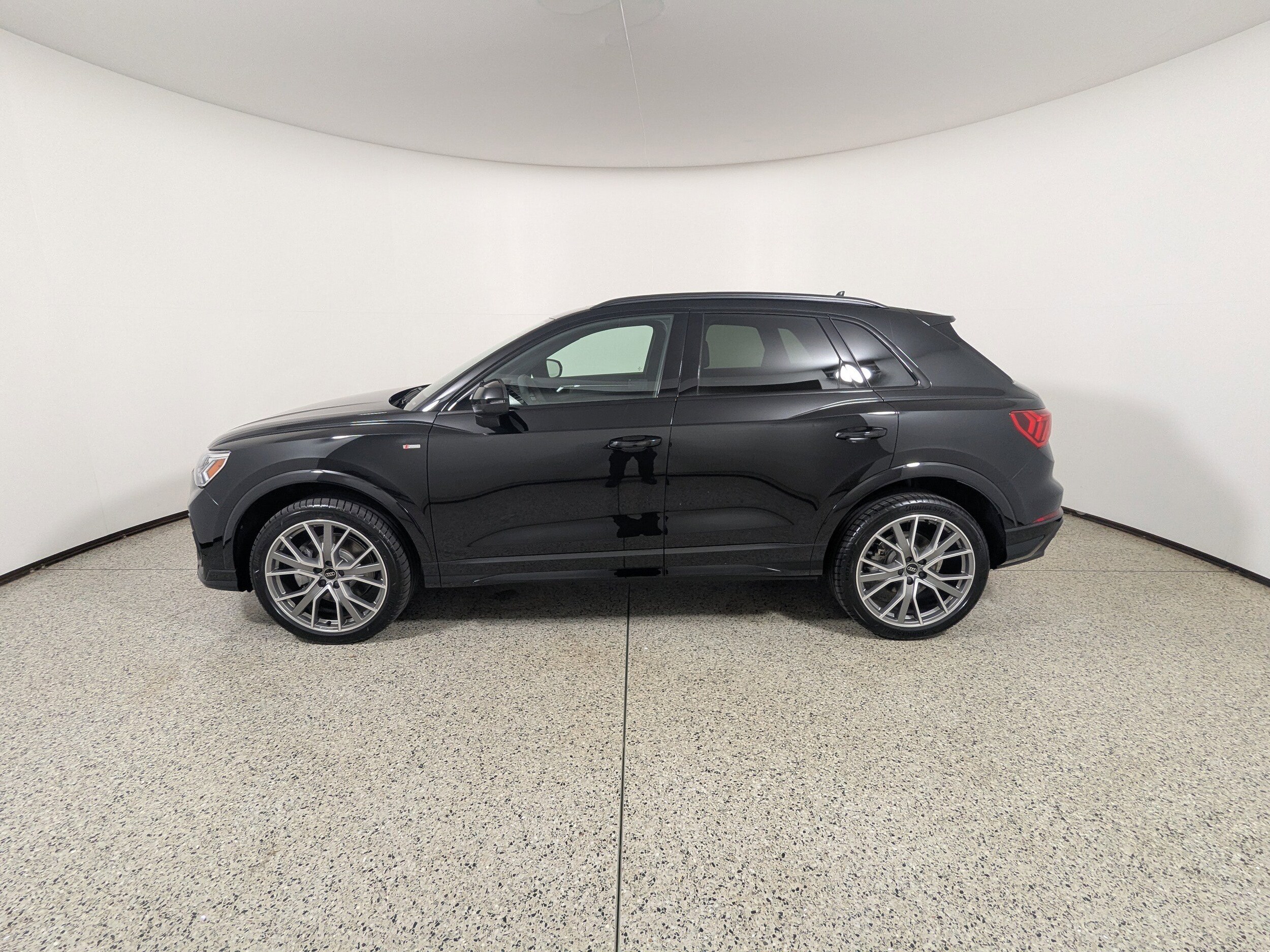2025 Audi Q3 45 TFSI S line Premium Plus photo 3