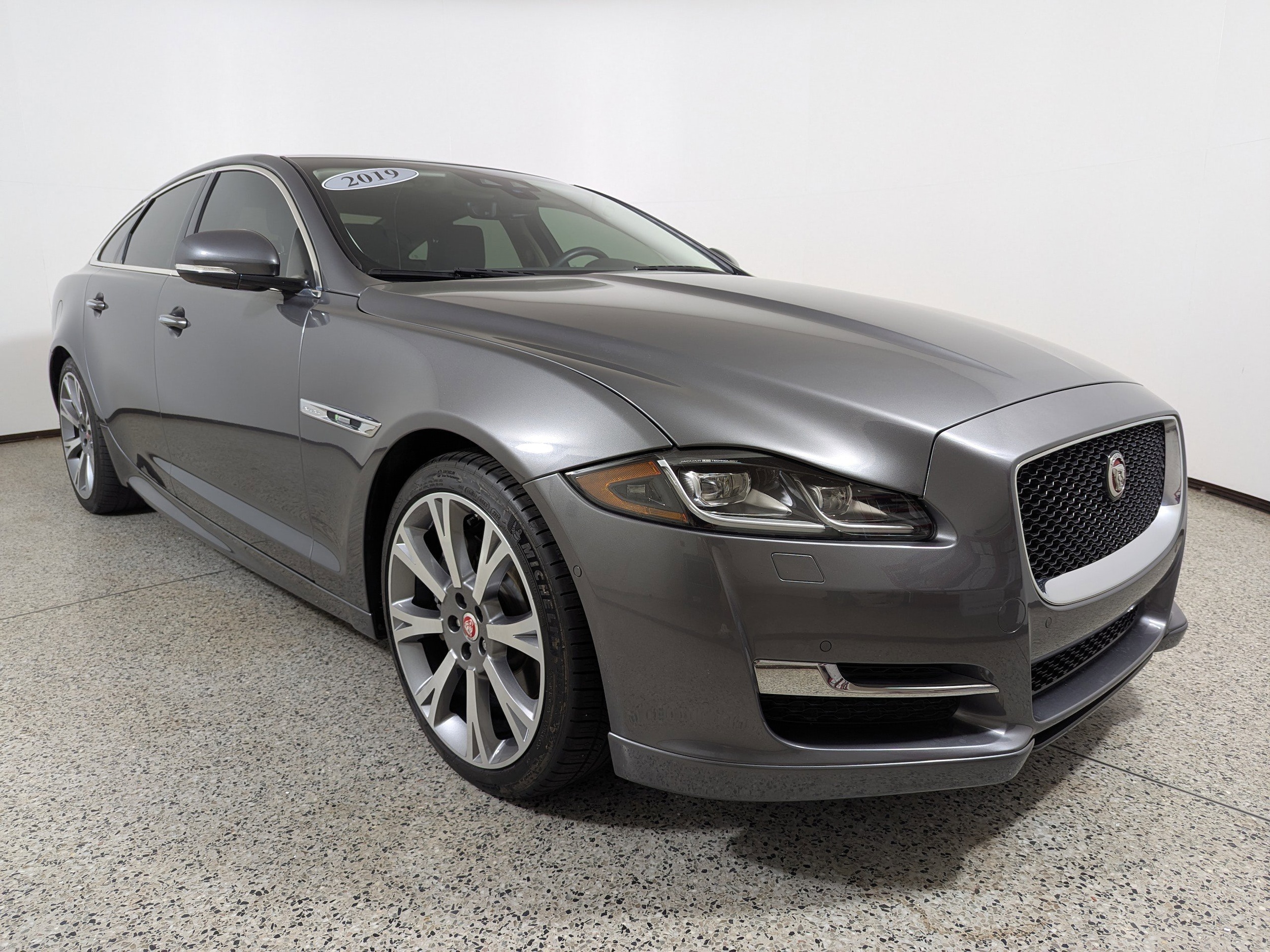 2019 Jaguar XJ XJ R-Sport's photo