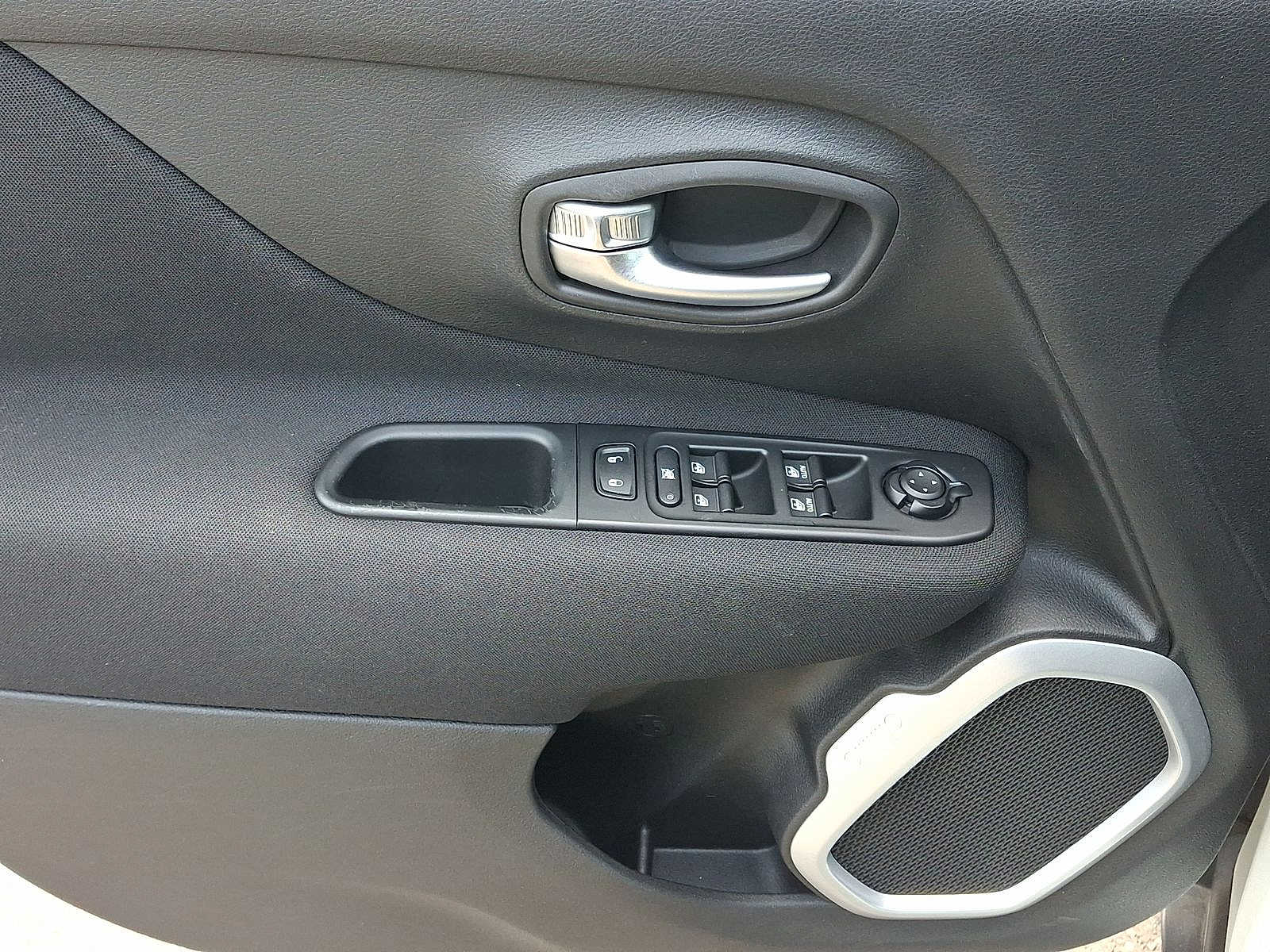 2021 Jeep Renegade Latitude - Photo 13