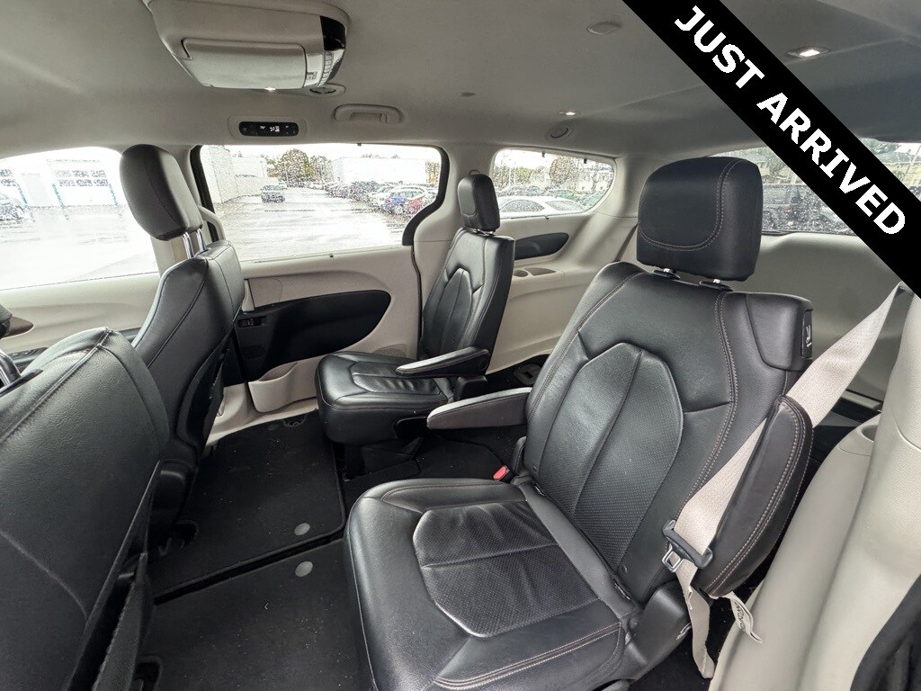 2018 Chrysler Pacifica Touring L photo 3