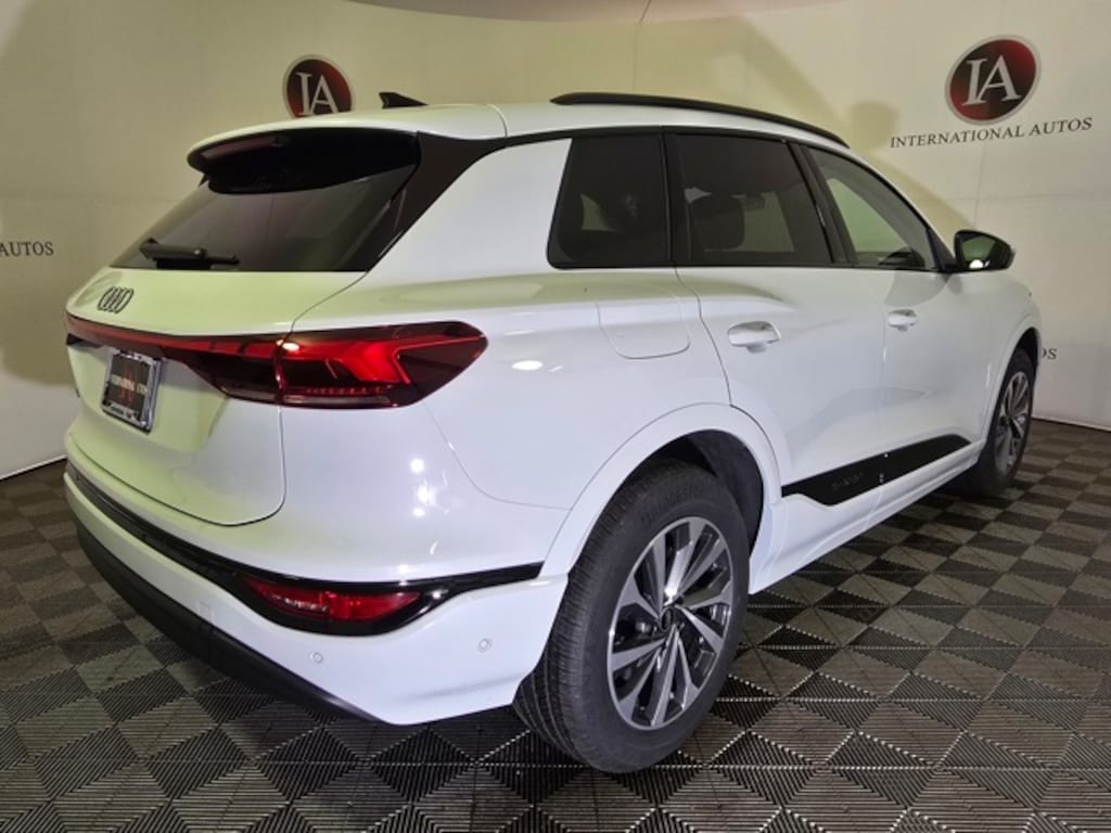 New 2025 Audi Q6 etron Milwaukee WI WA114BGF8SA020423 Serving Glendale, Wauwatosa, New