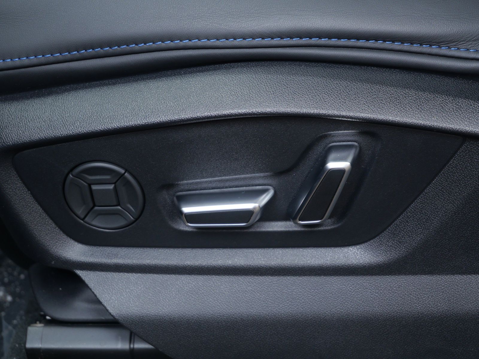 Thumbnail: 2026 Audi RS Q8 - 12