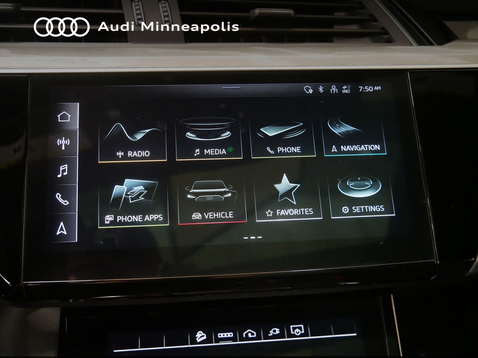 Thumbnail: 2023 Audi e-tron S - 30