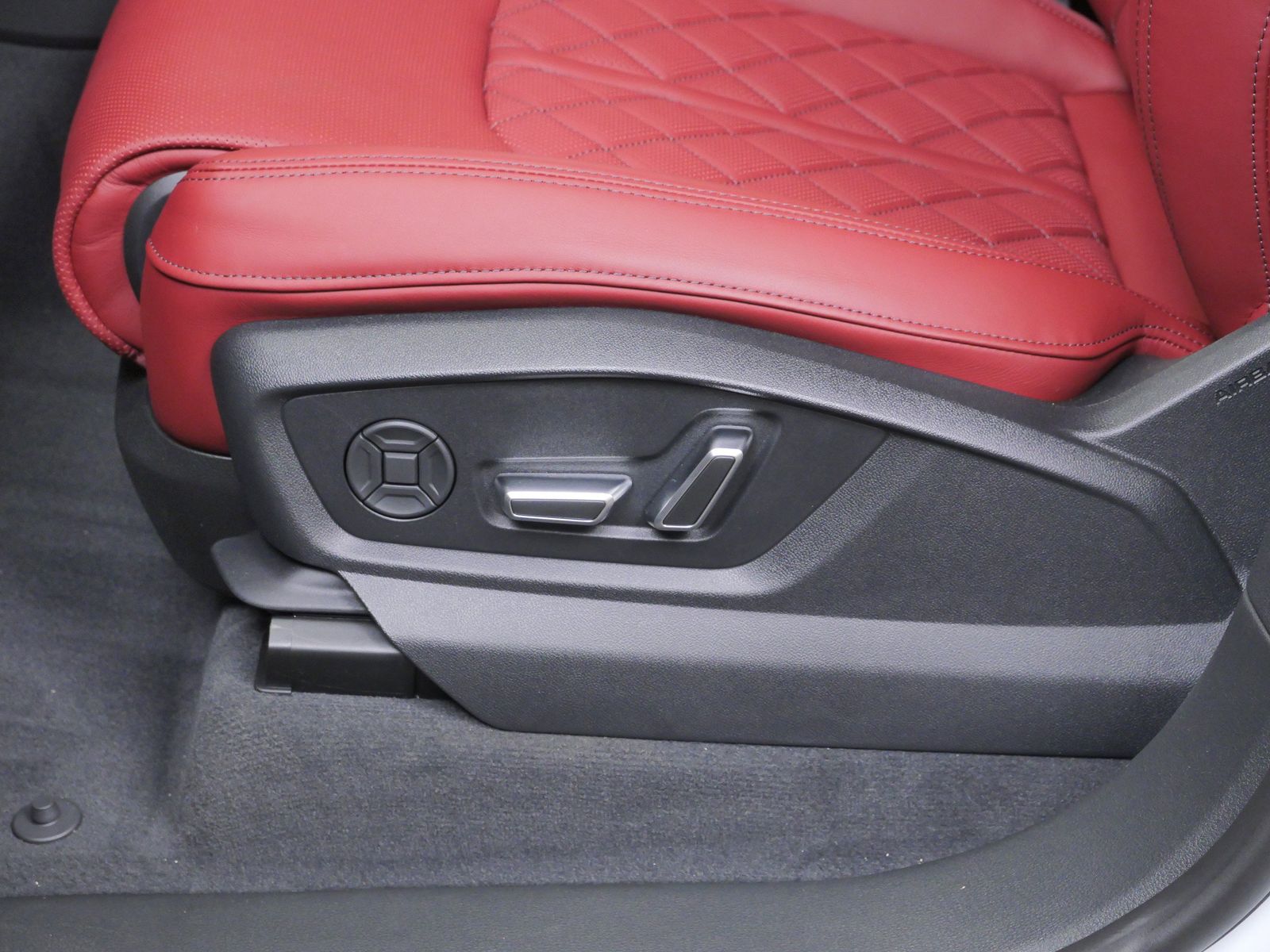 Thumbnail: 2026 Audi SQ8 - 11