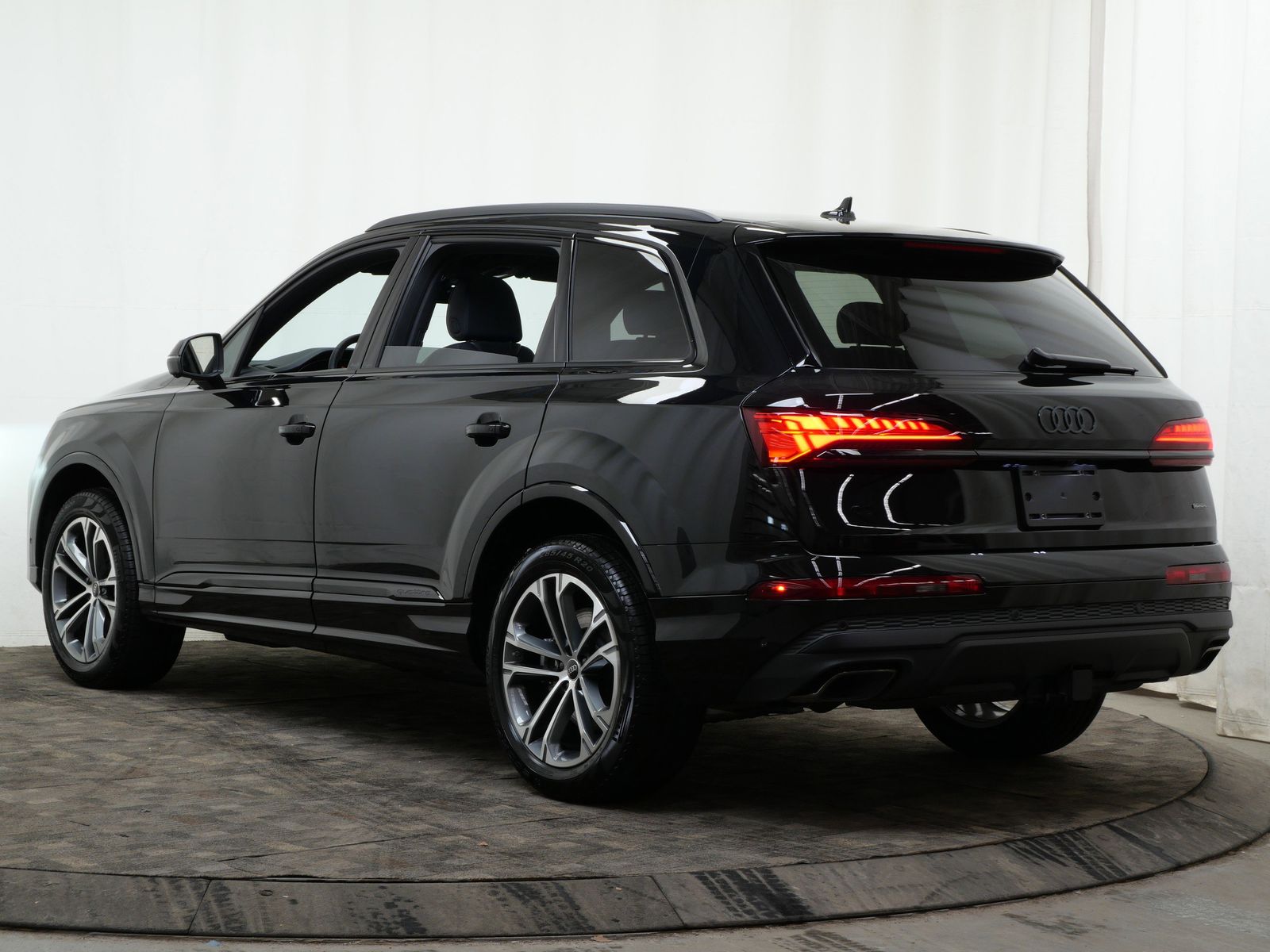 Thumbnail: 2026 Audi Q7 - 4