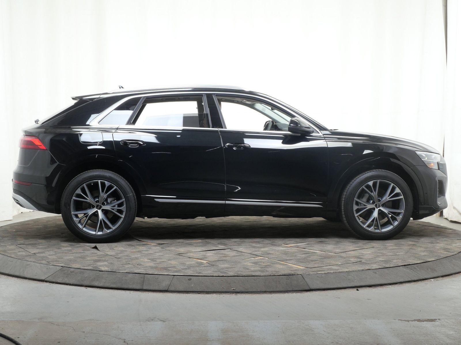 Thumbnail: 2026 Audi Q8 - 7