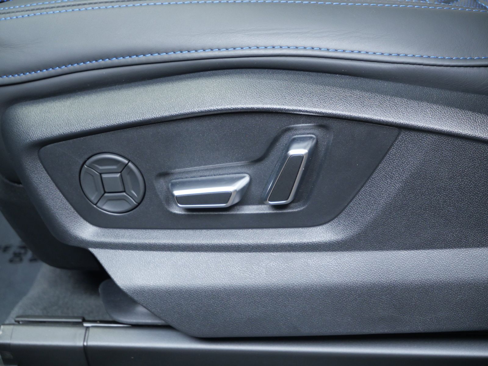 Thumbnail: 2026 Audi RS Q8 - 12