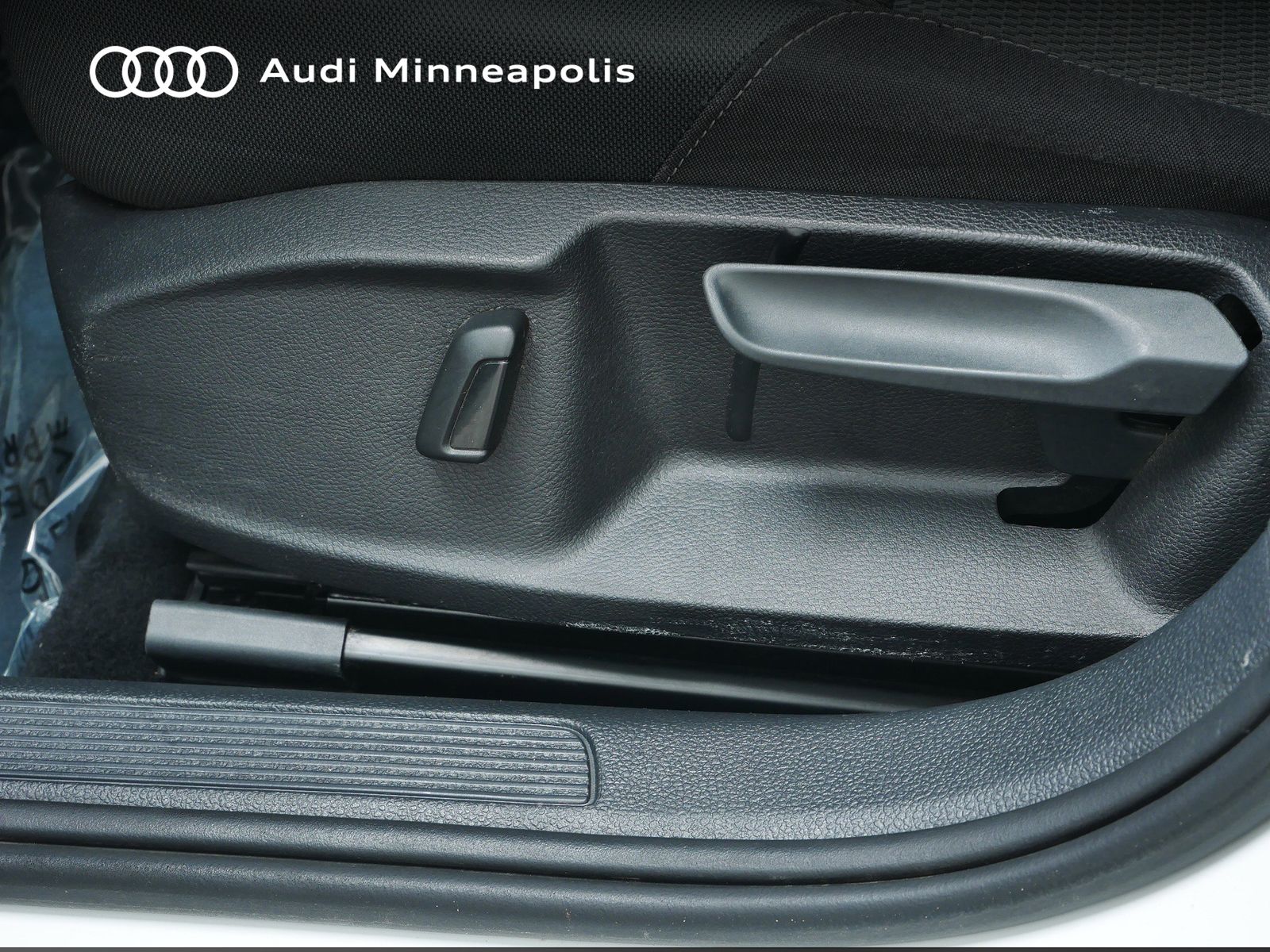 Thumbnail: 2018 Volkswagen e-Golf - 12